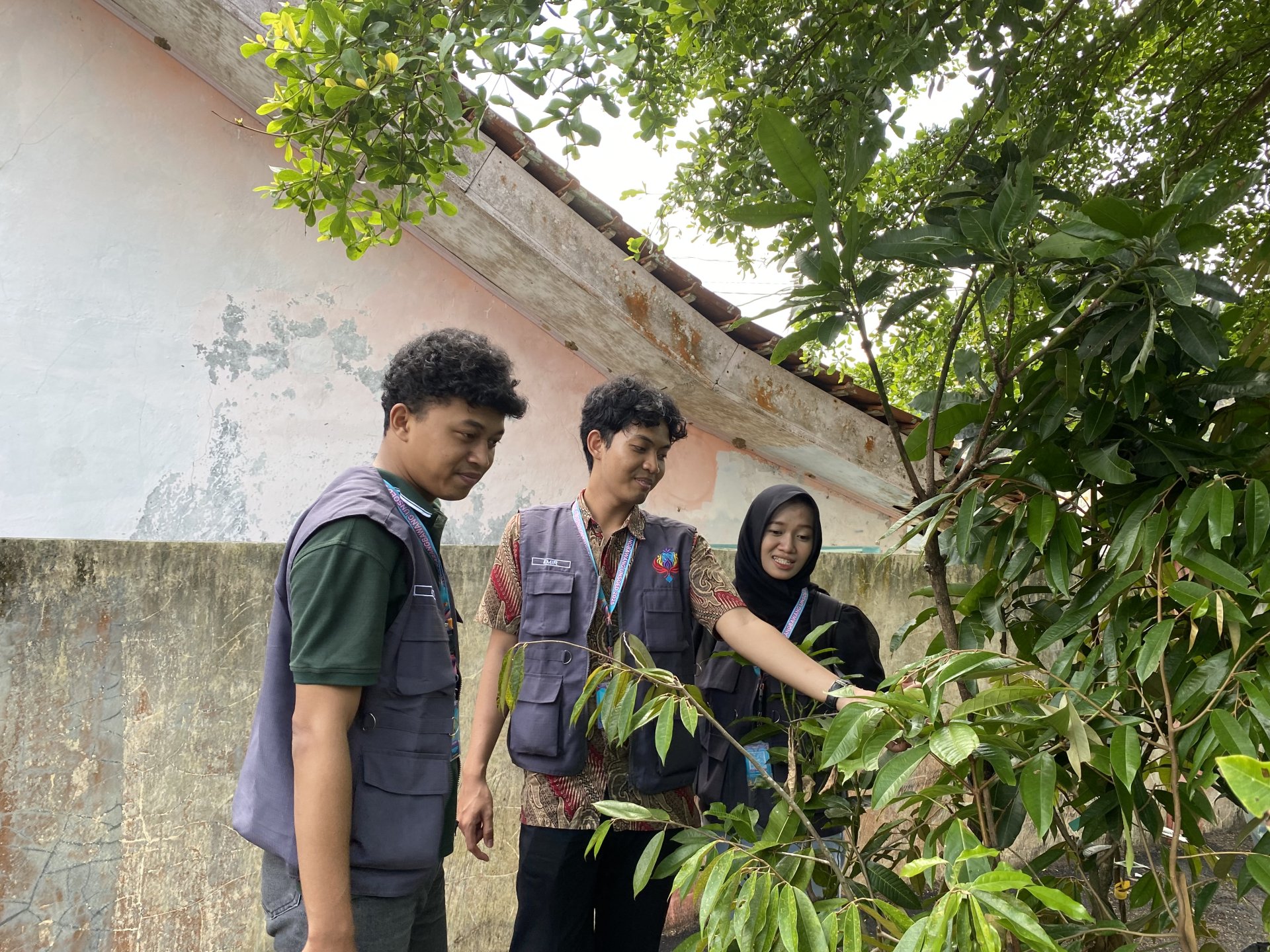 Membantu proker lingkungan