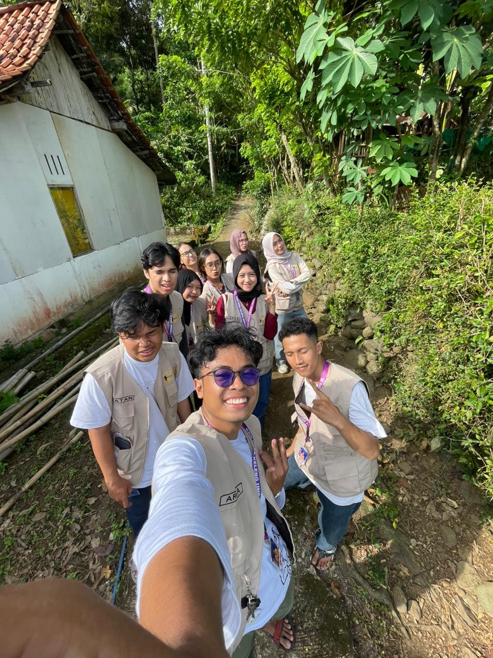 sowan ke perangkat desa, mendokumentasikan pembuatan arah posko