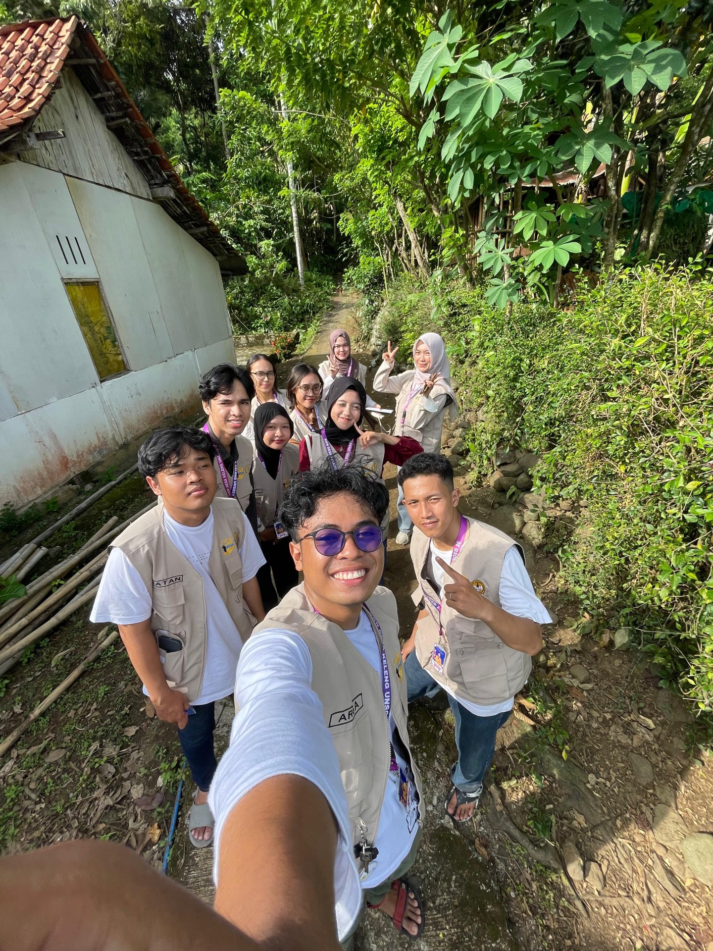 Berkunjung ke rumah tokoh masyarakat desa keleng  dan pemasangan penunjuk arah posko kkn