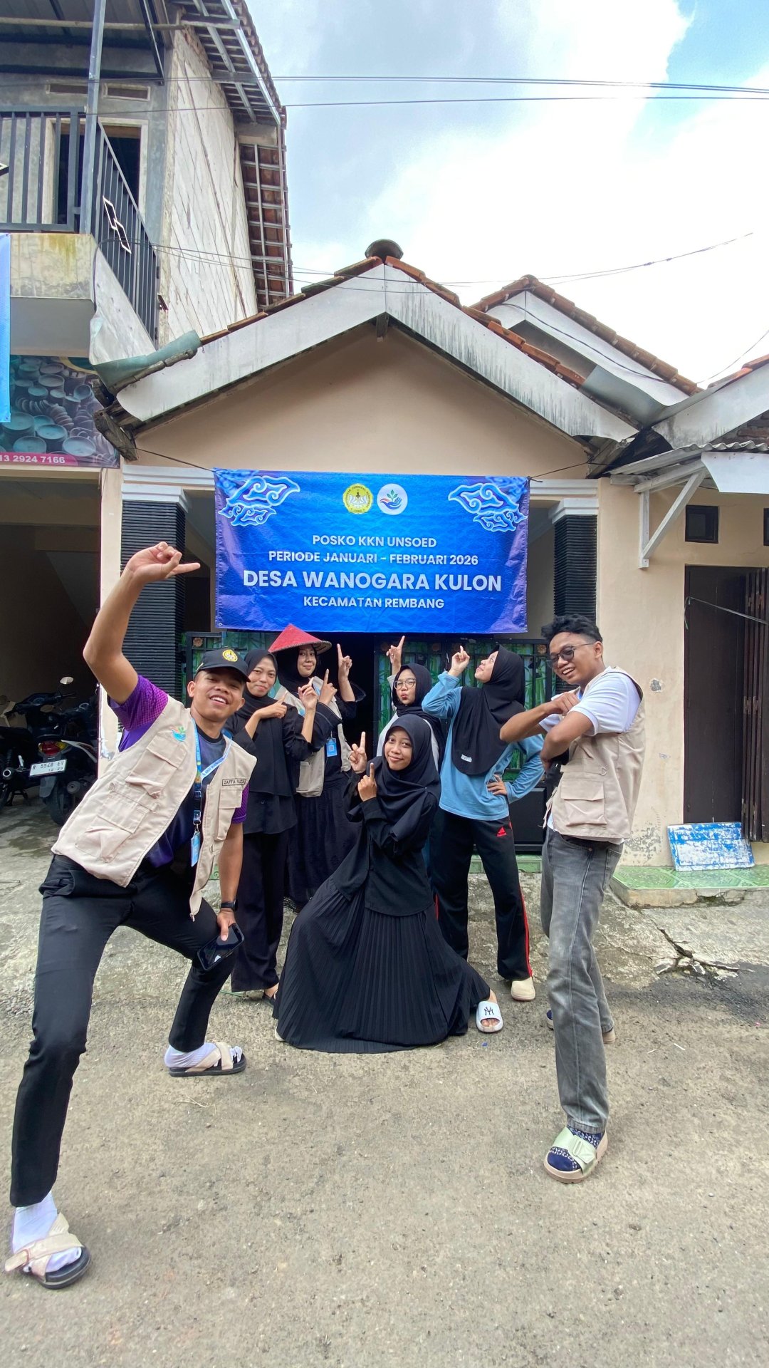 Pemasangan banner KKN