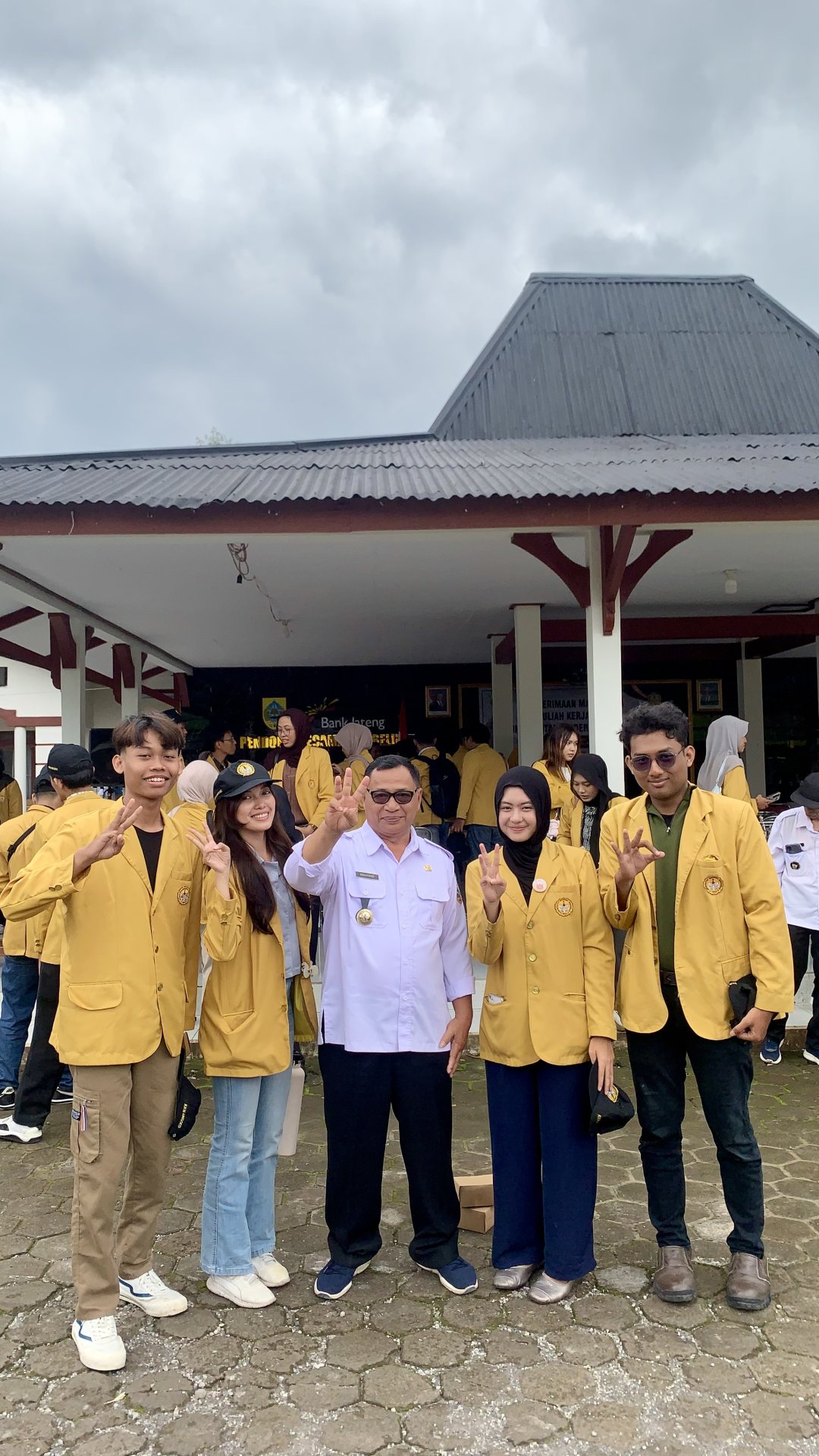 Menghadiri Acara Penerimaan KKN dan Kunjungan ke Rumah Pak Kades