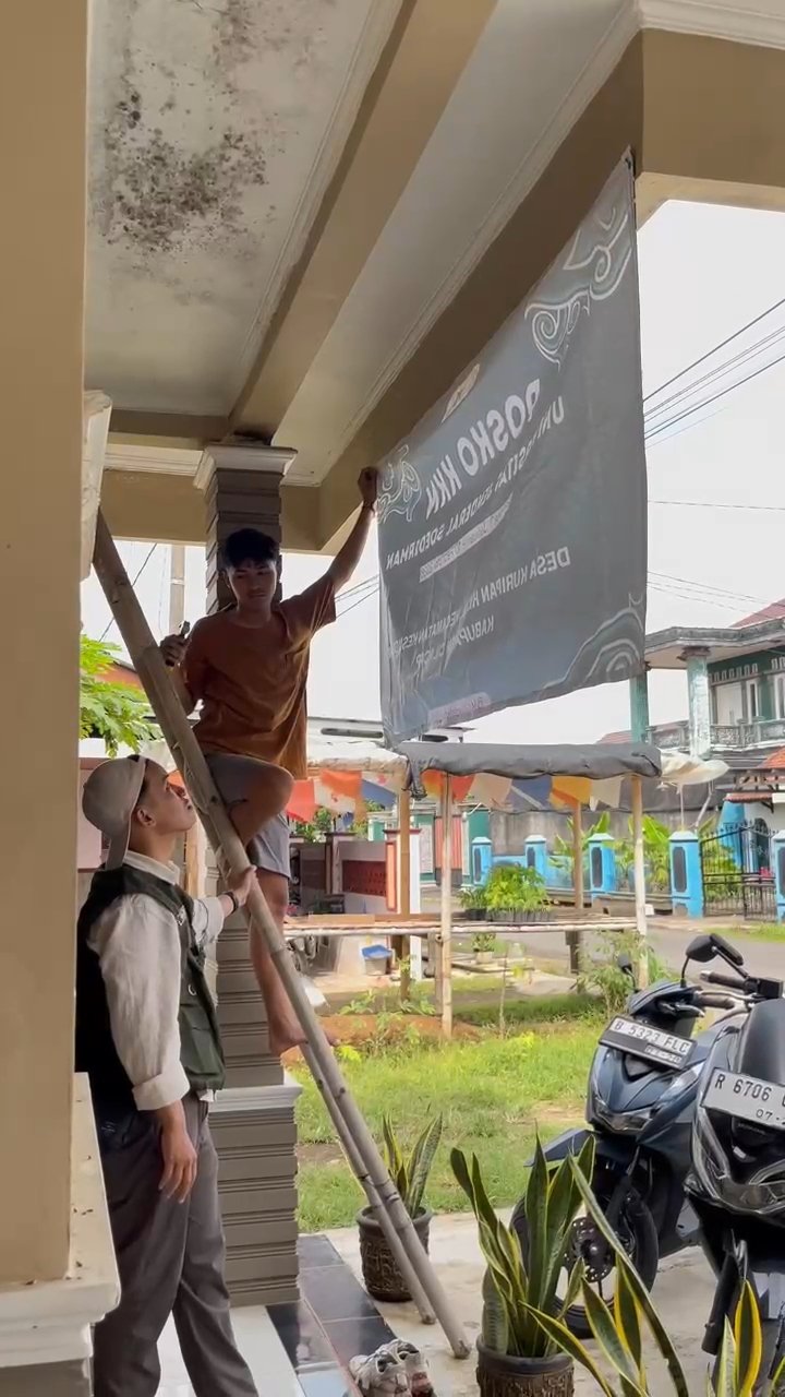 Pemasangan Banner dan Tampah sebagai Penunjuk dan Penunjang Keberadaan Posko Desa Kuripan Kidul