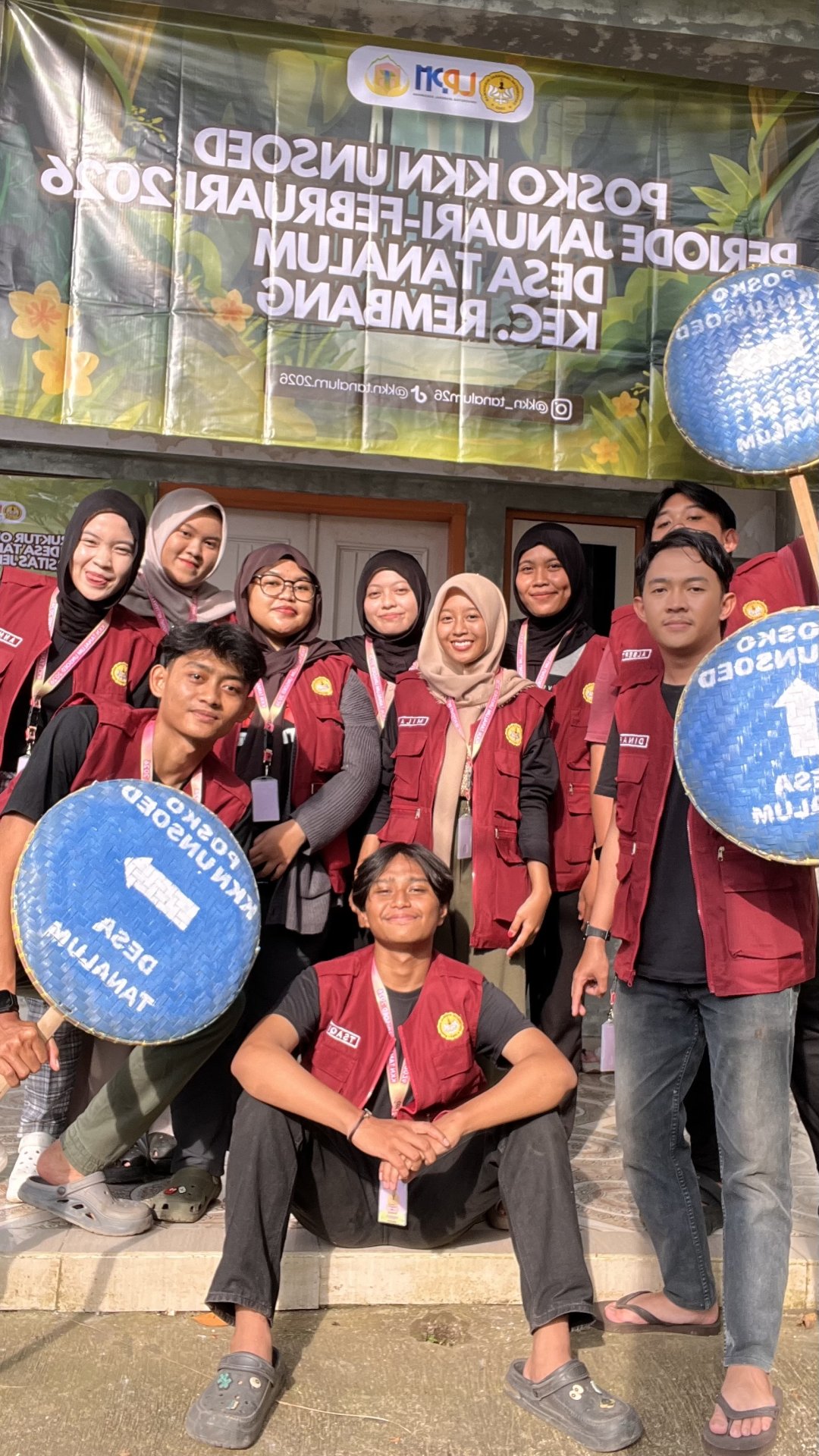 Pemasangan Banner dan Struktur Organisasi KKN