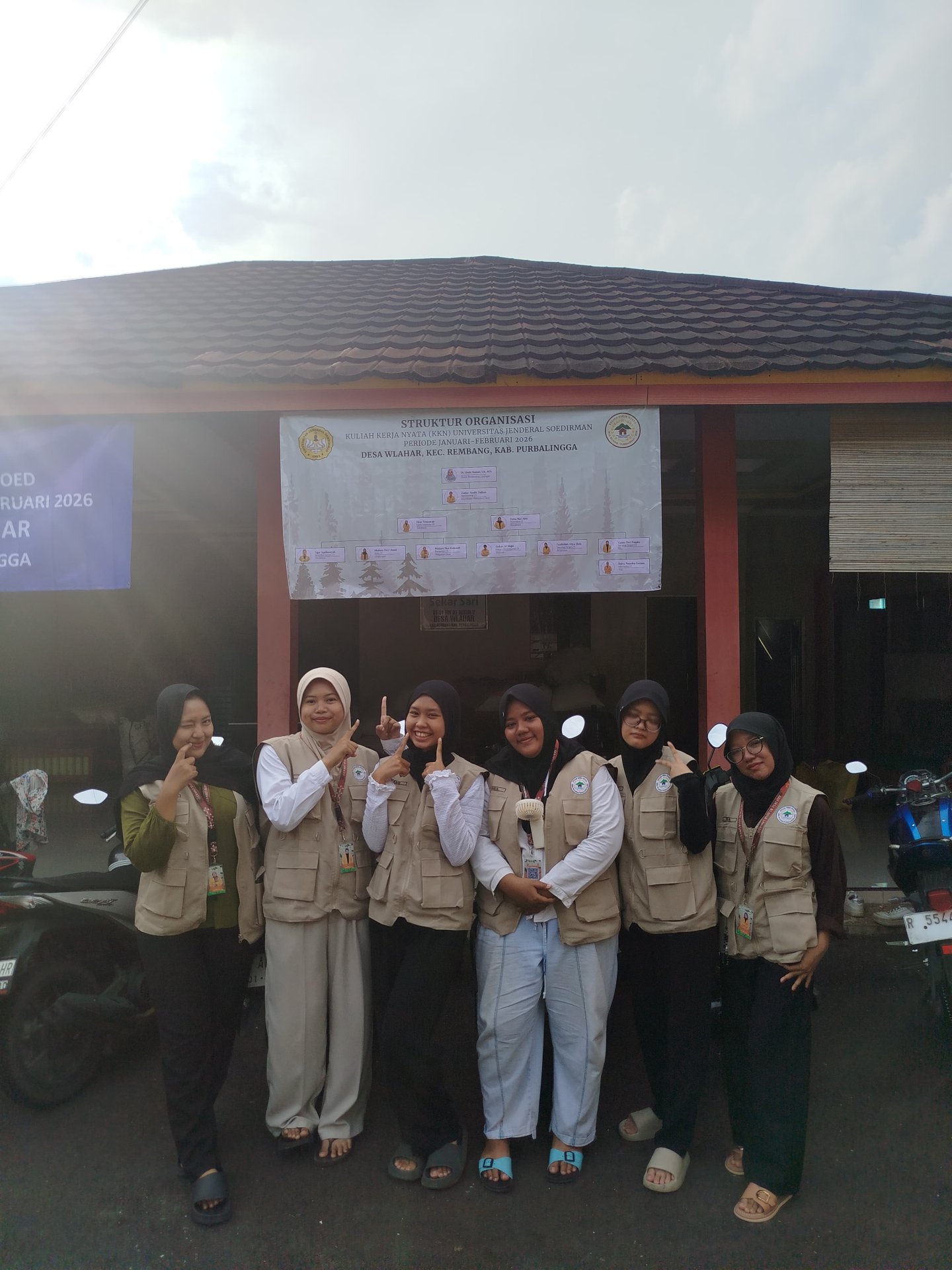 Pemasangan Plang Penunjuk Jalan dan Banner KKN UNSOED Desa Wlahar