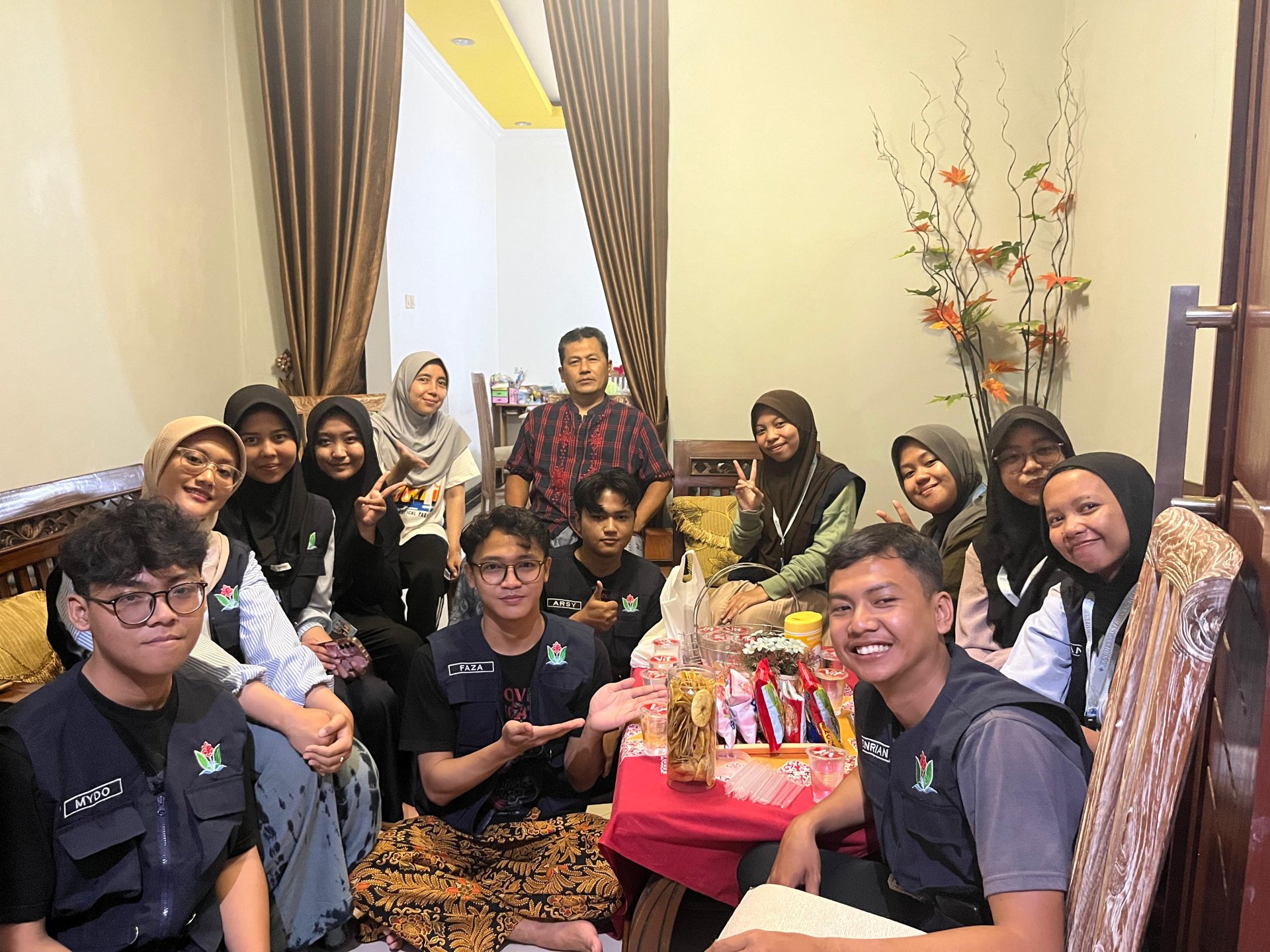 Sowan ke rumah ibu posko dan ketua RT