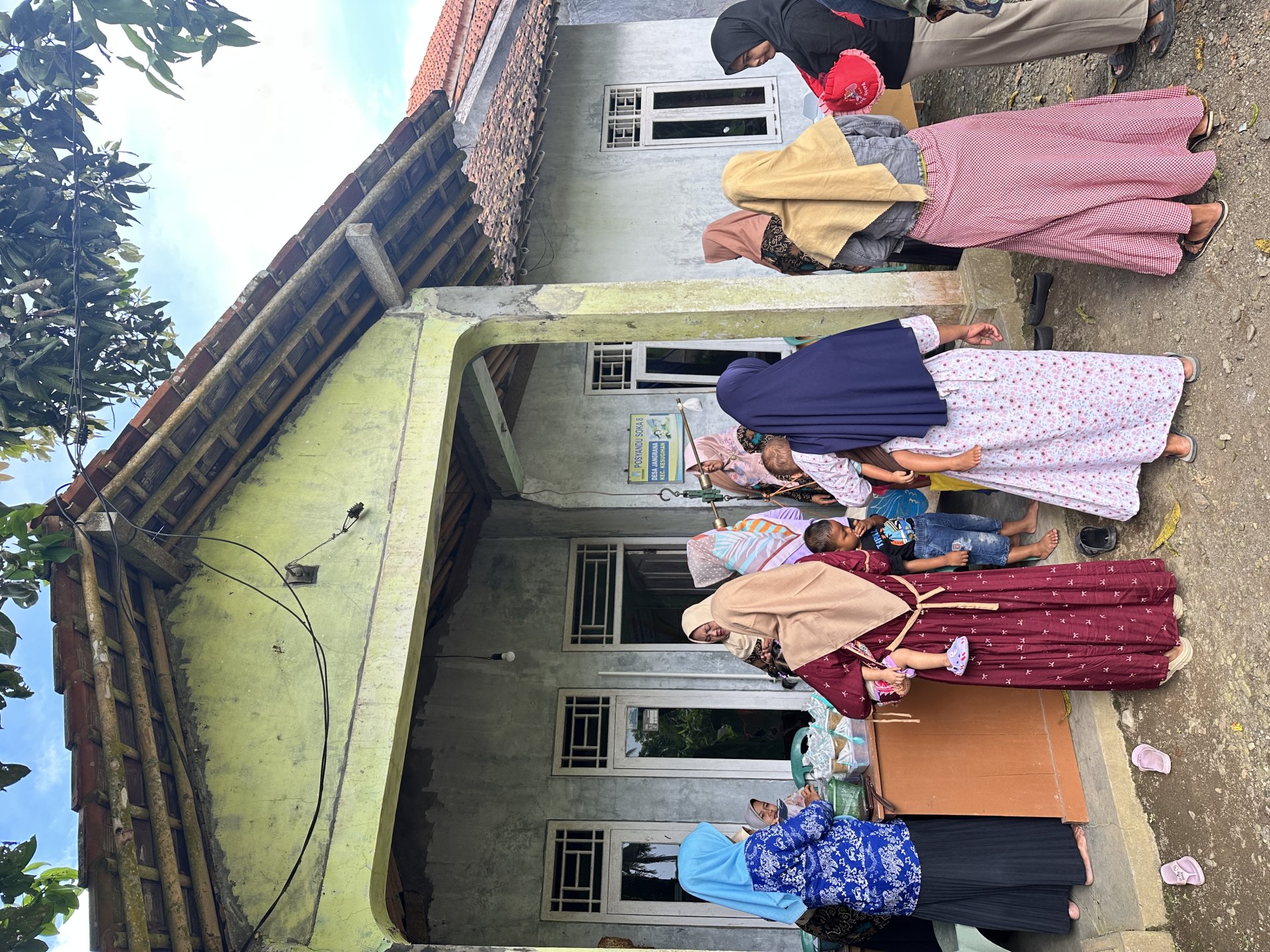 Menghadiri posyandu desa