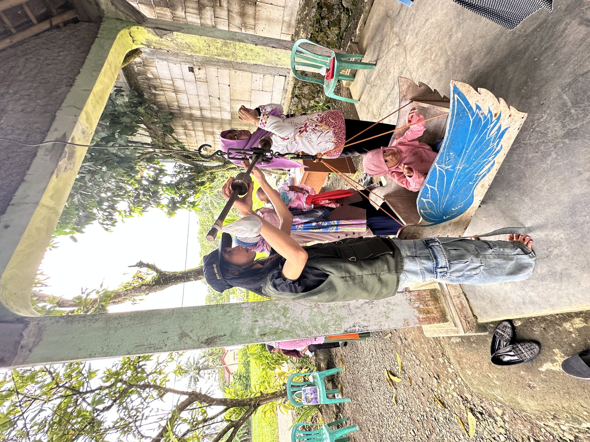 Mebantu kegiatan posyandu desa