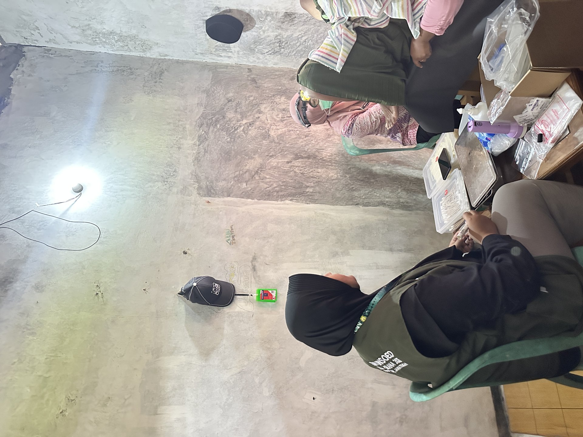 Membantu pemeriksaan HPV di posyandu