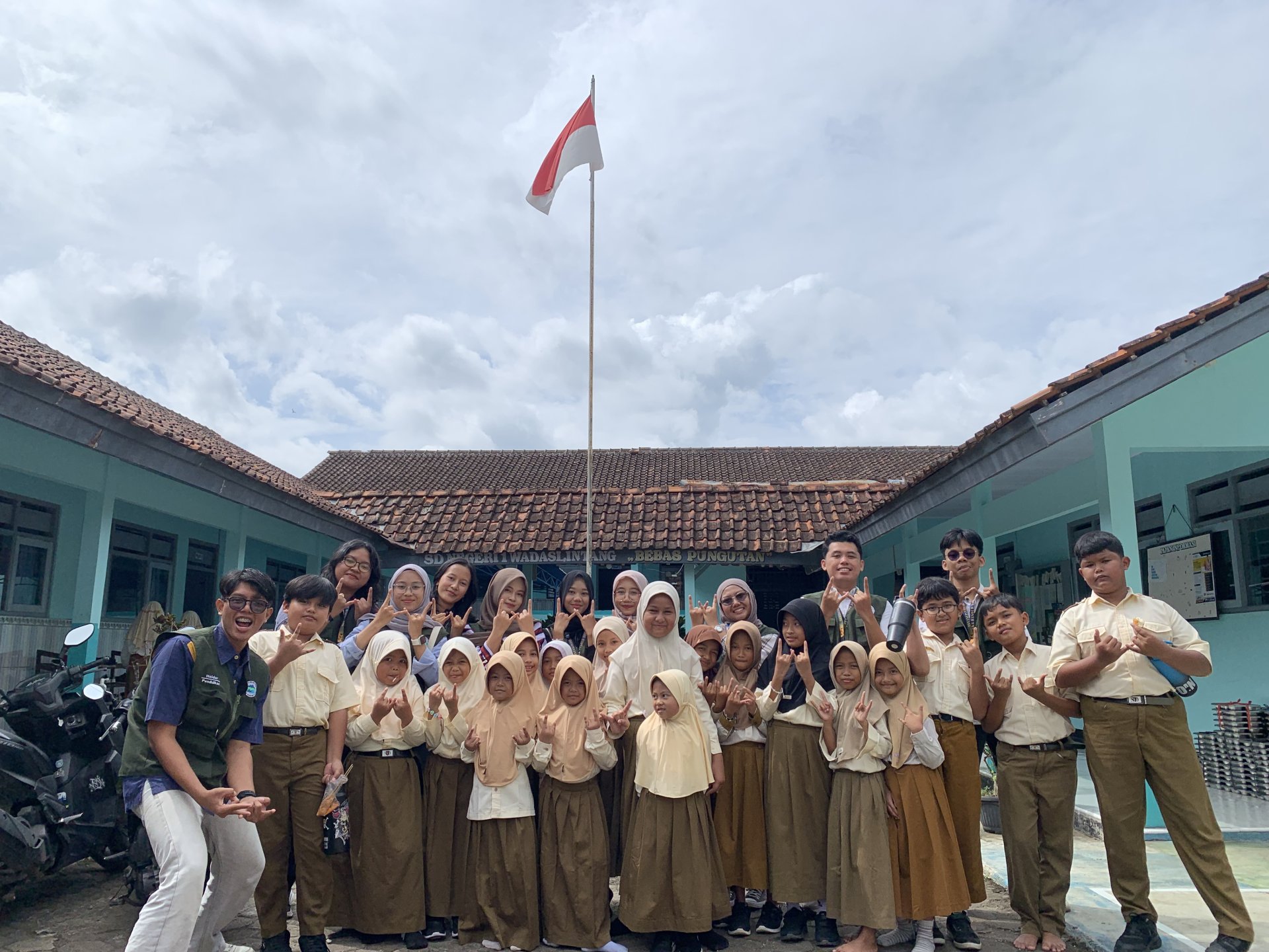 sowan ke sekolah setempat