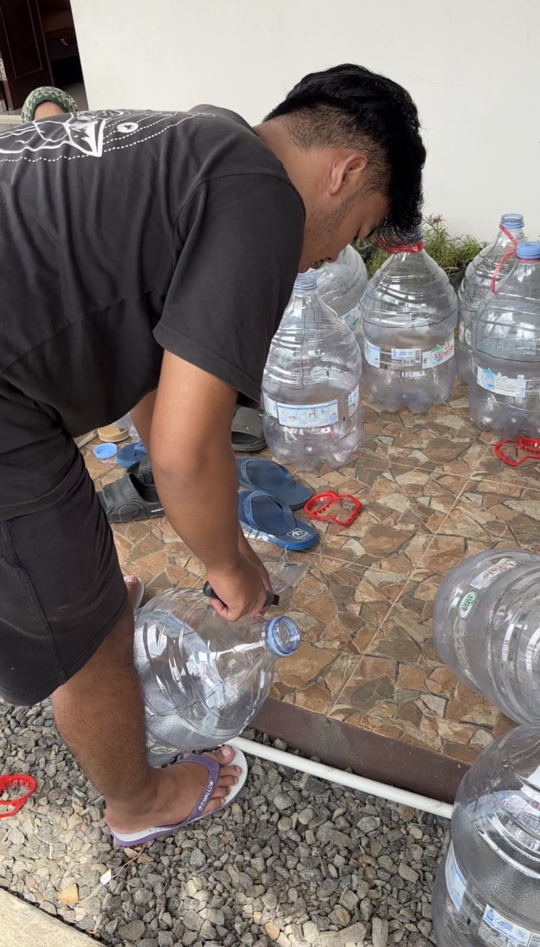 Pemotongan galon untuk keperluan proker lingkungan