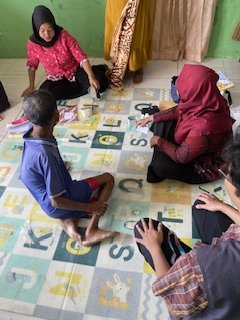 Membantu ibu bidan di Posyandu desa