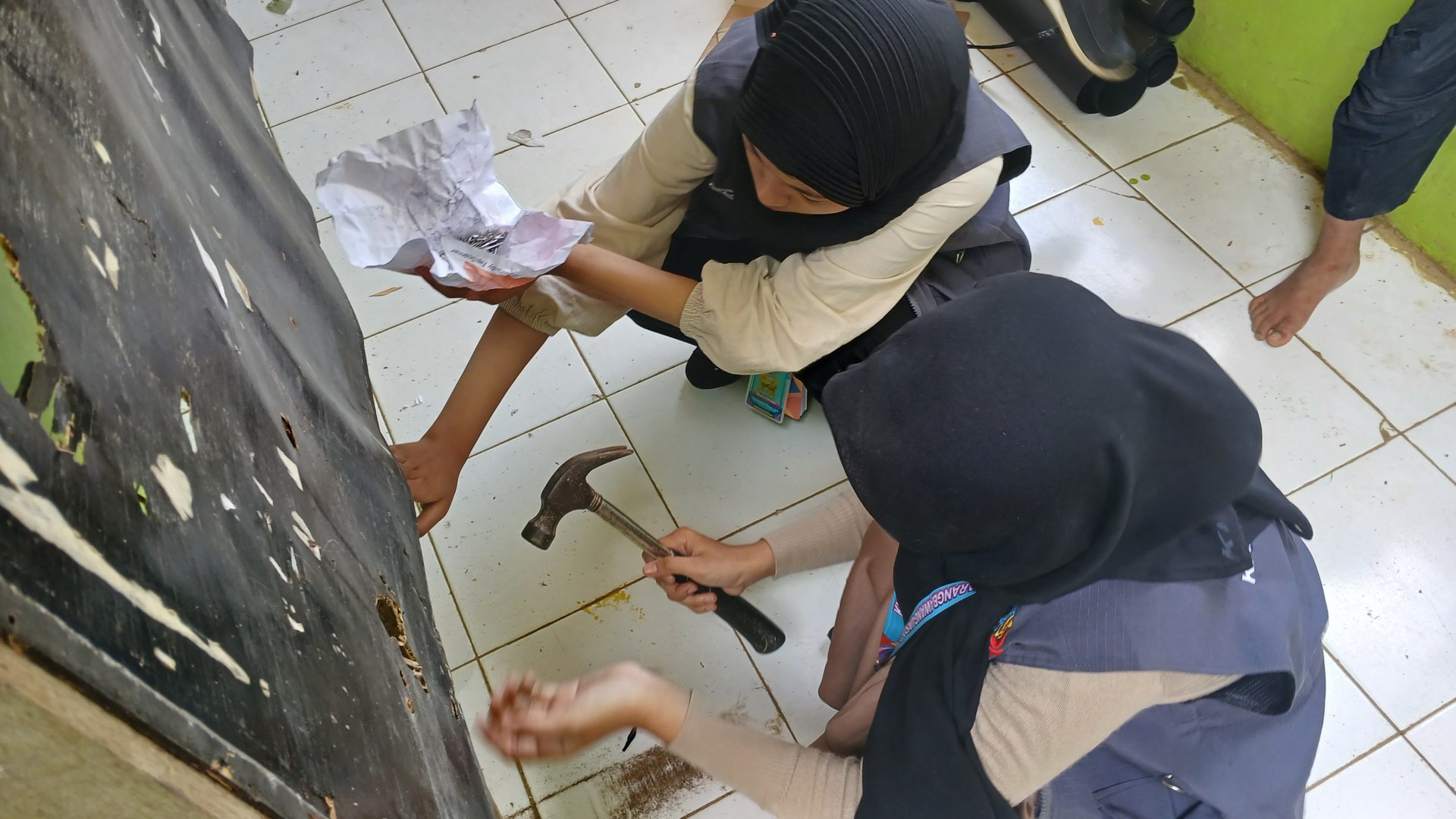 Perbaikan majalah dinding di SDN 02 Karangbawang