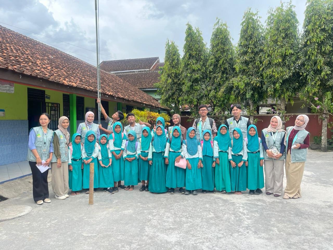 Kunjungan Mahasiswa KKN Desa Sumampir Periode Jan-Feb 2026 ke SD N 2 Sumampir