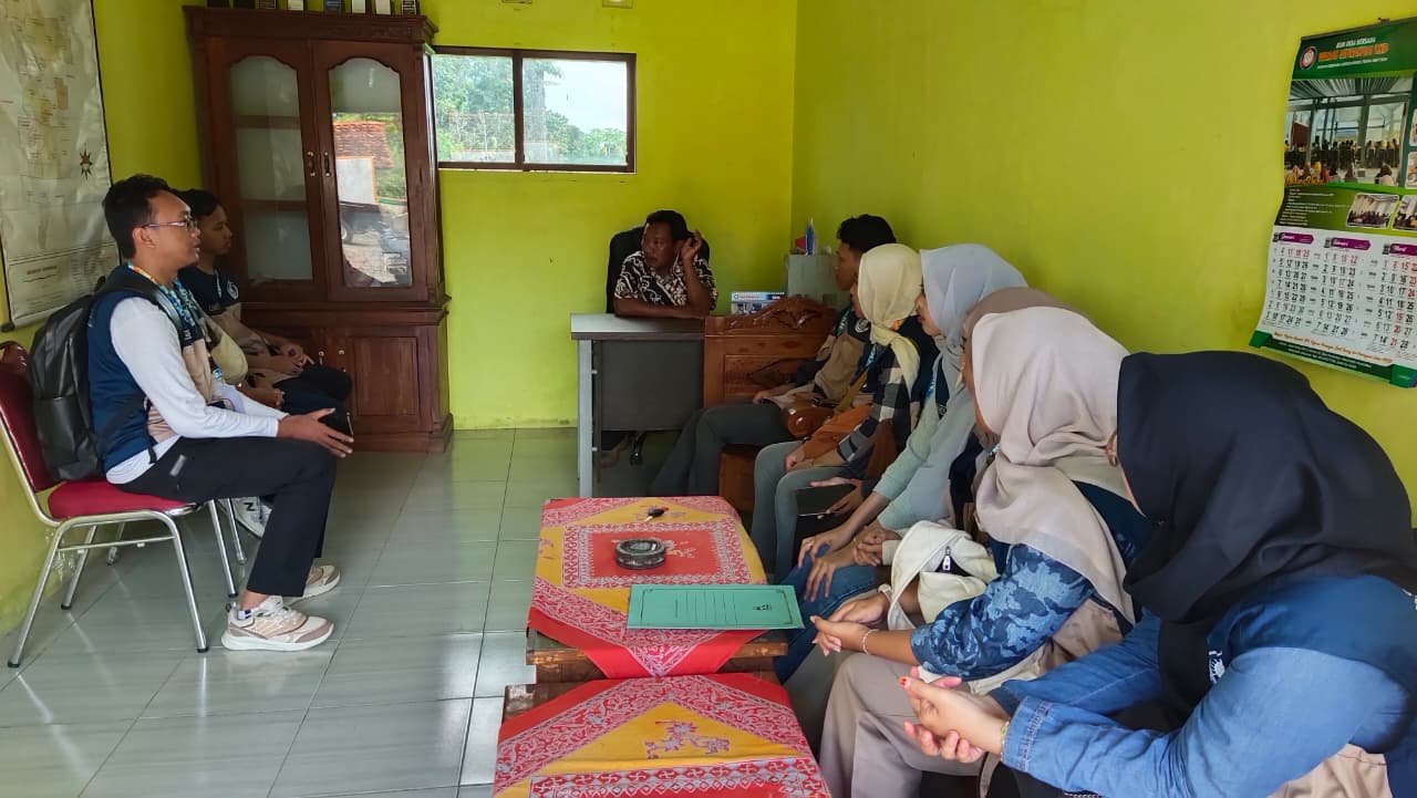 Kunjungan ke Balai Desa dan Tokoh Masyarakat