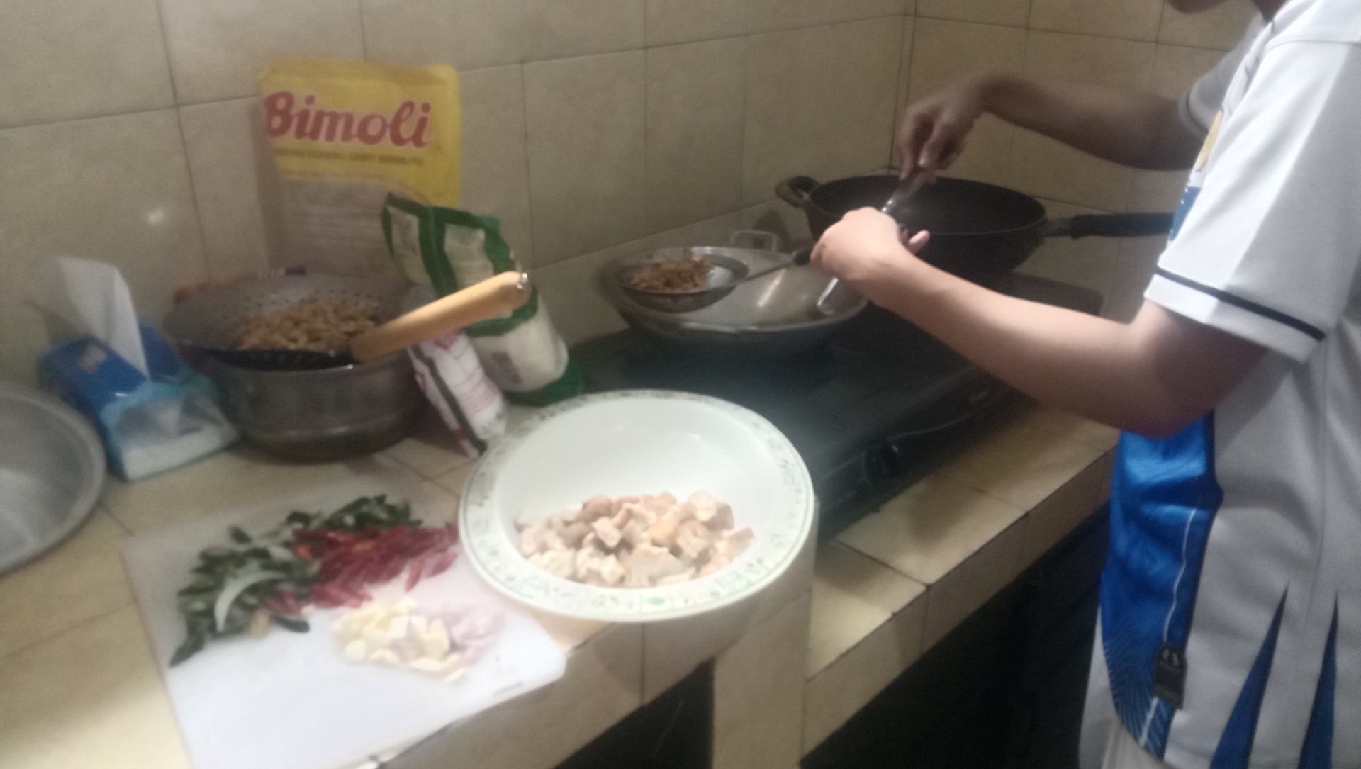 Masak makanan untuk kelompok KKN