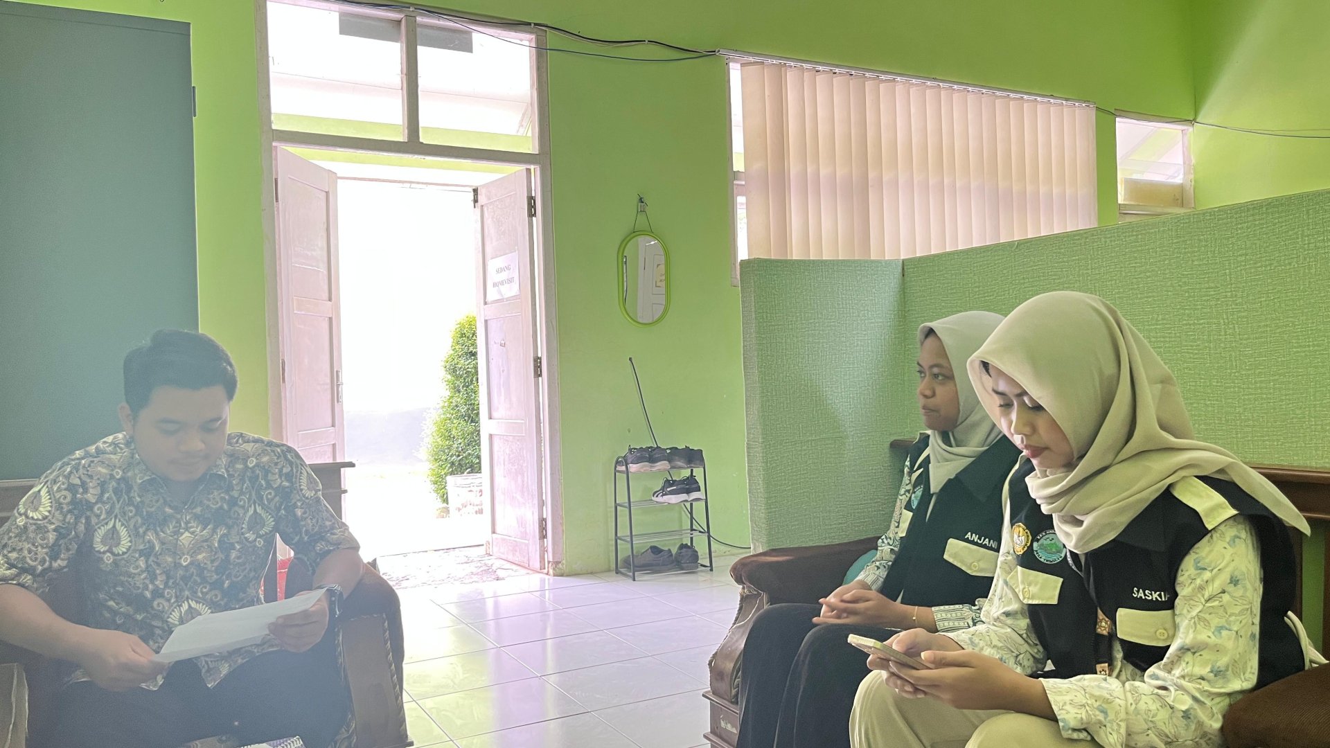 Bertemu staff di beberapa sekolah di desa Trimulyo