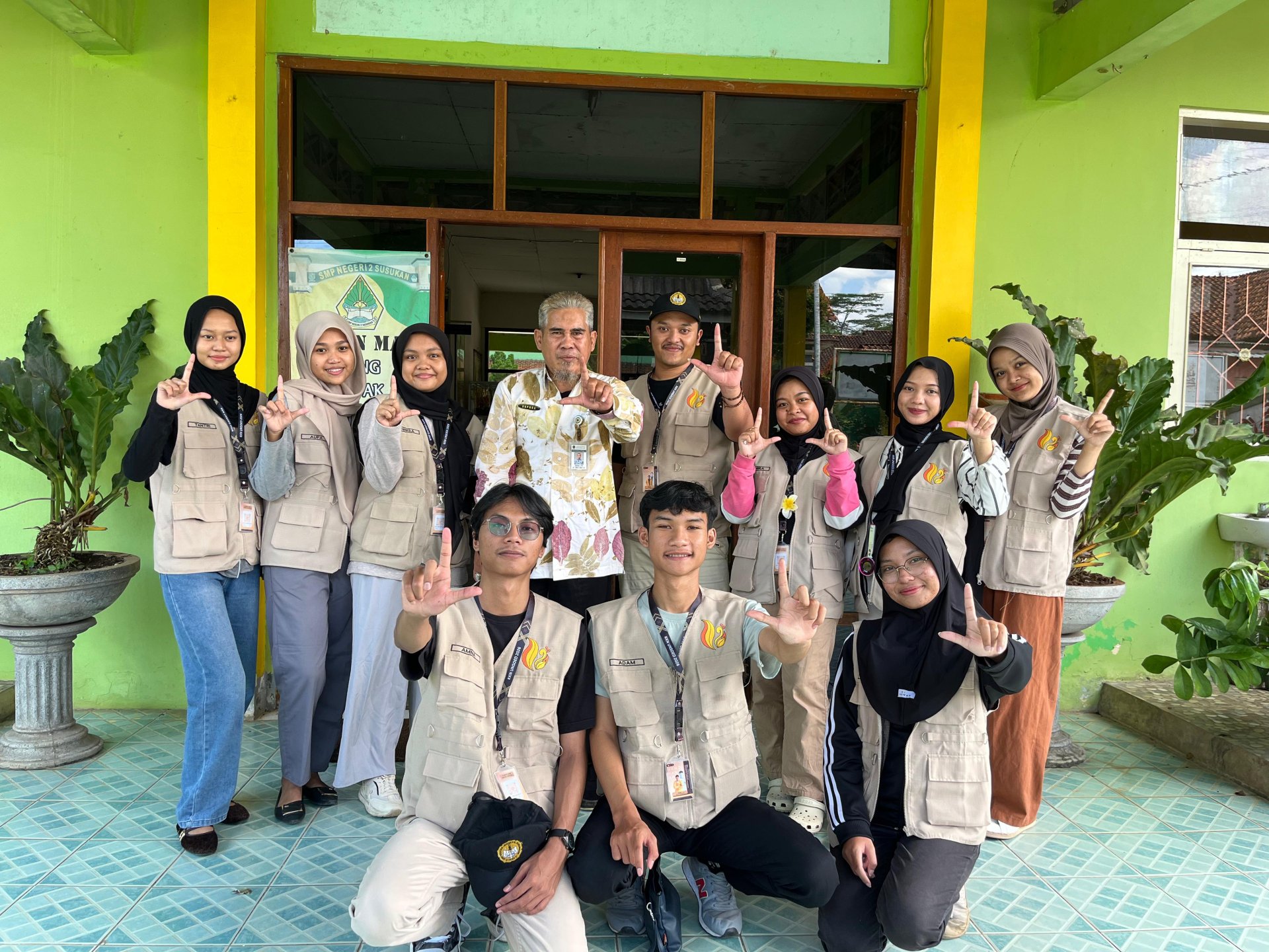 Kunjungan ke SD dan SMP di Gumelem Wetan