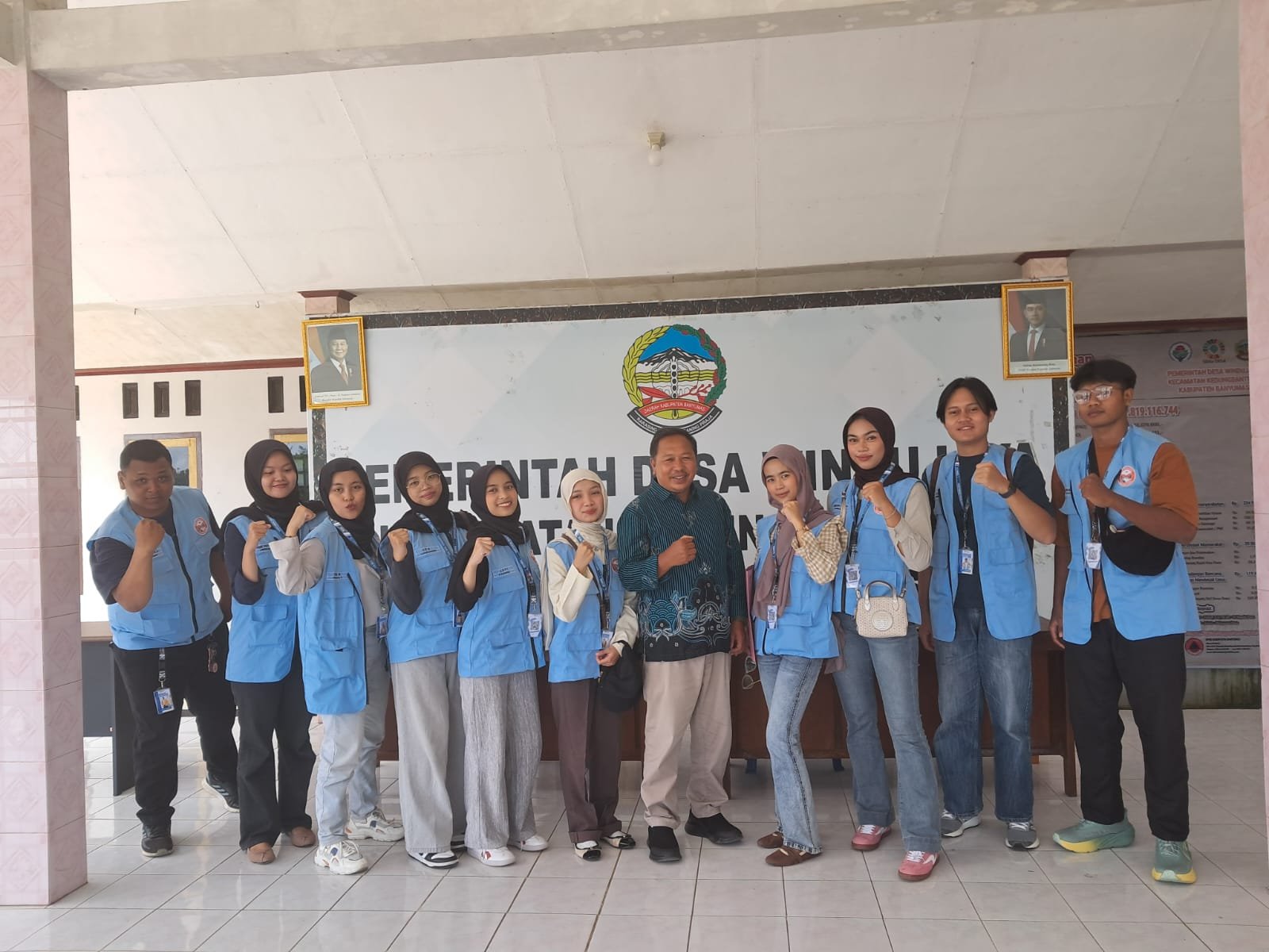 Kunjungan kepala desa untuk membahas proposal