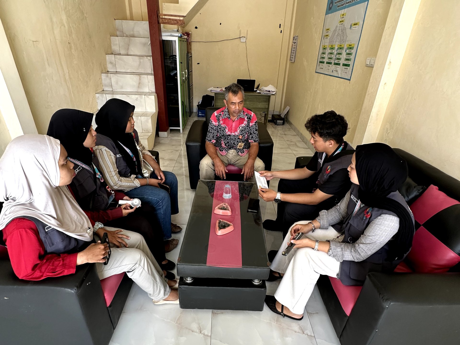 PENYERAHAN SURAT TEMBUSAN MAHASISWA KKN KE PIHAK DESA KARANGBAWANG