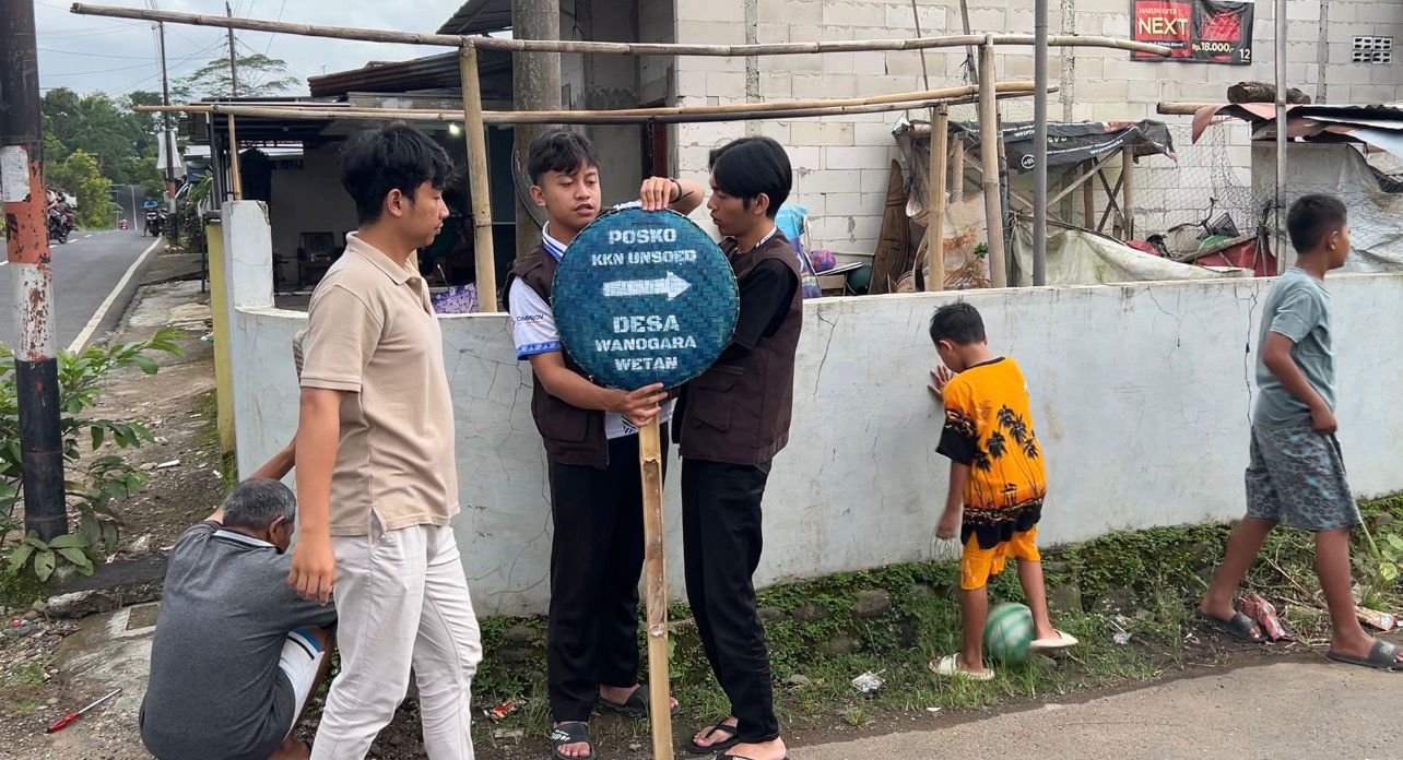 Pemasangan Penunjuk Arah ke Posko KKN