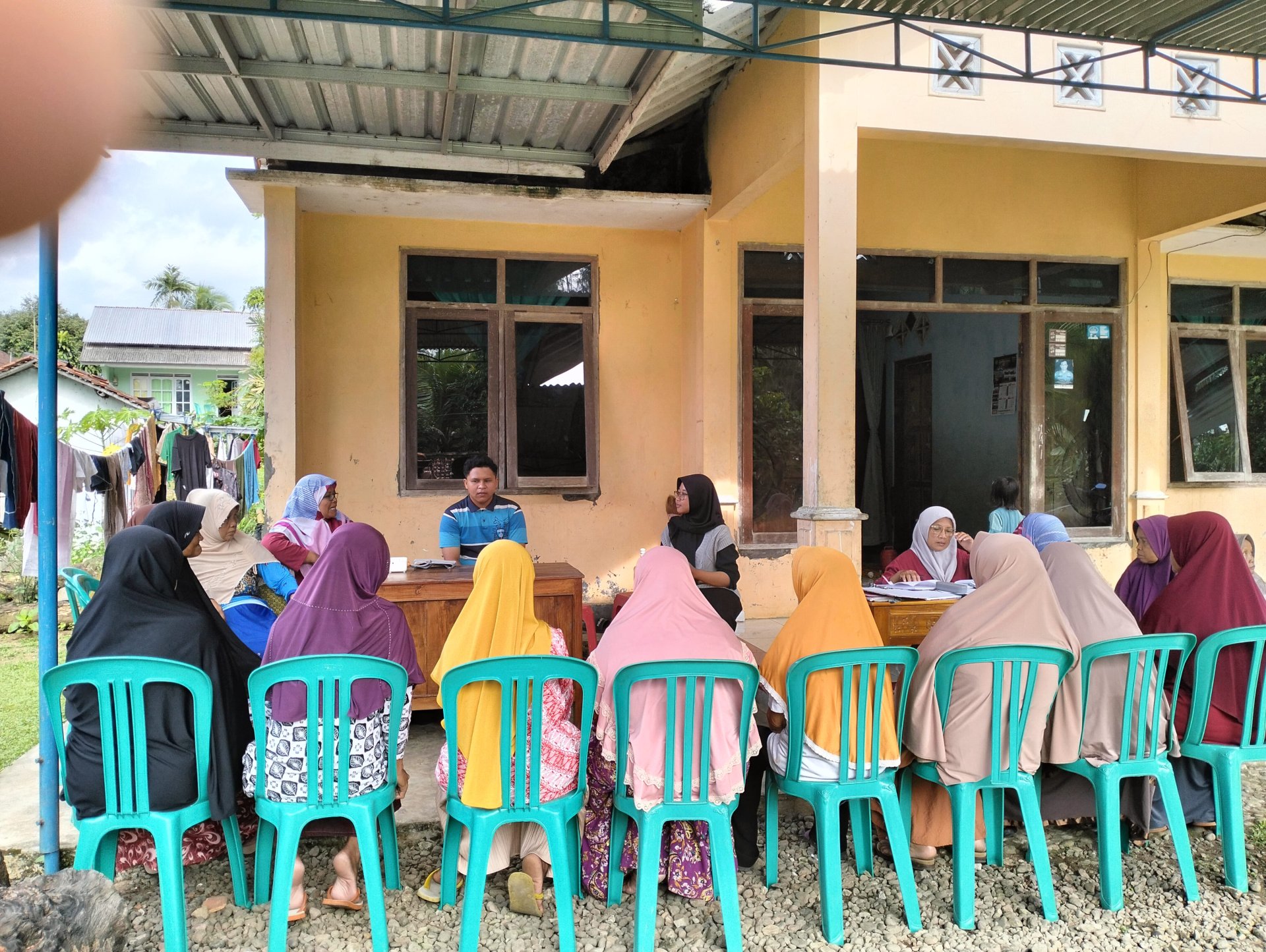 Mengunjungi Posyandu Lansia dan Balita