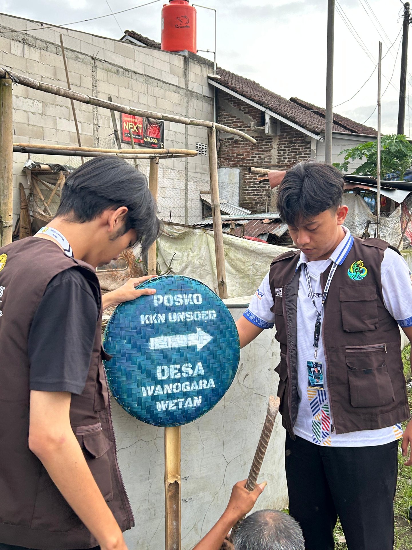 Pemasangan penunjuk posko KKN