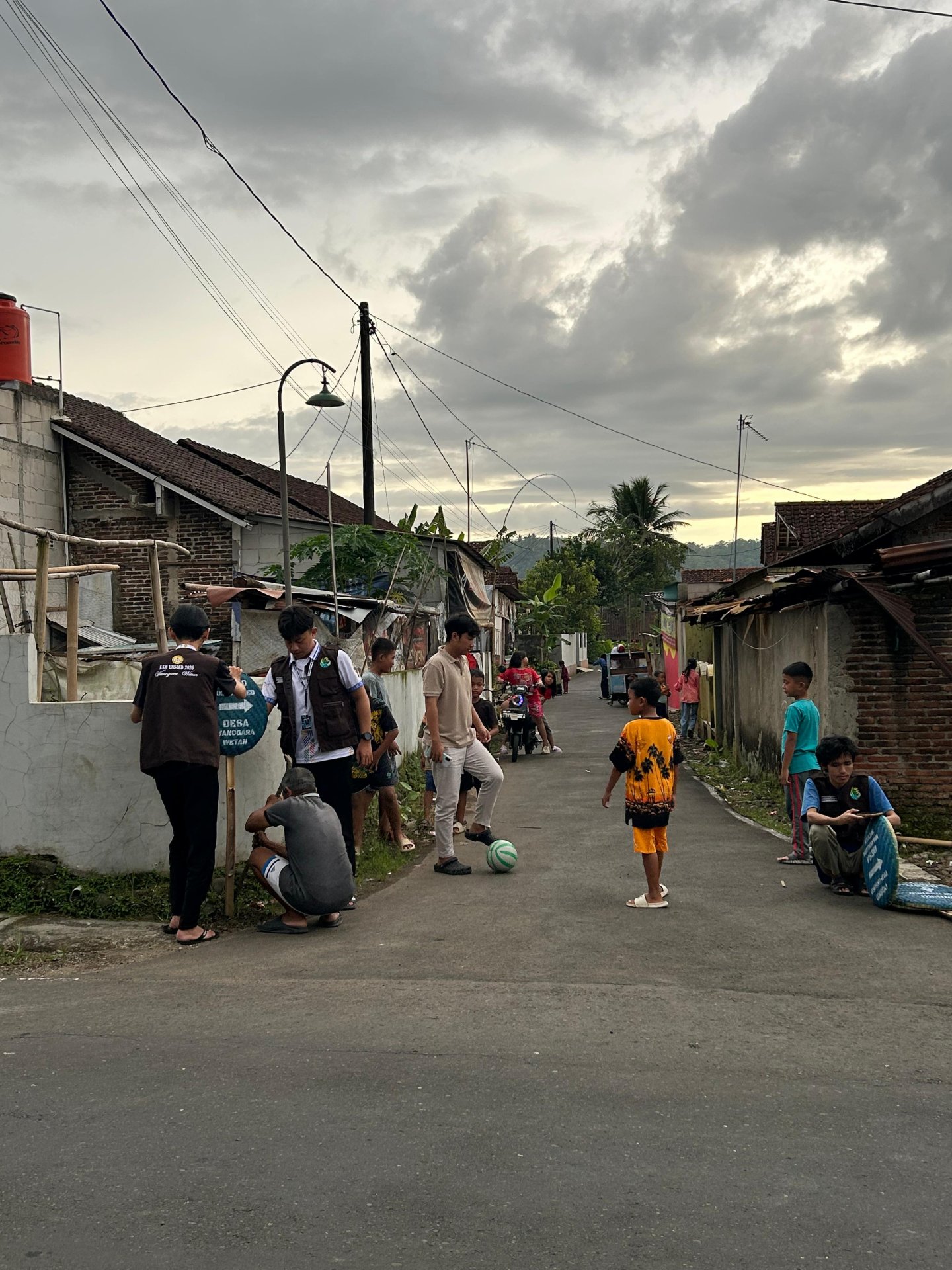 Pemasangan Penunjuk Arah Posko KKN
