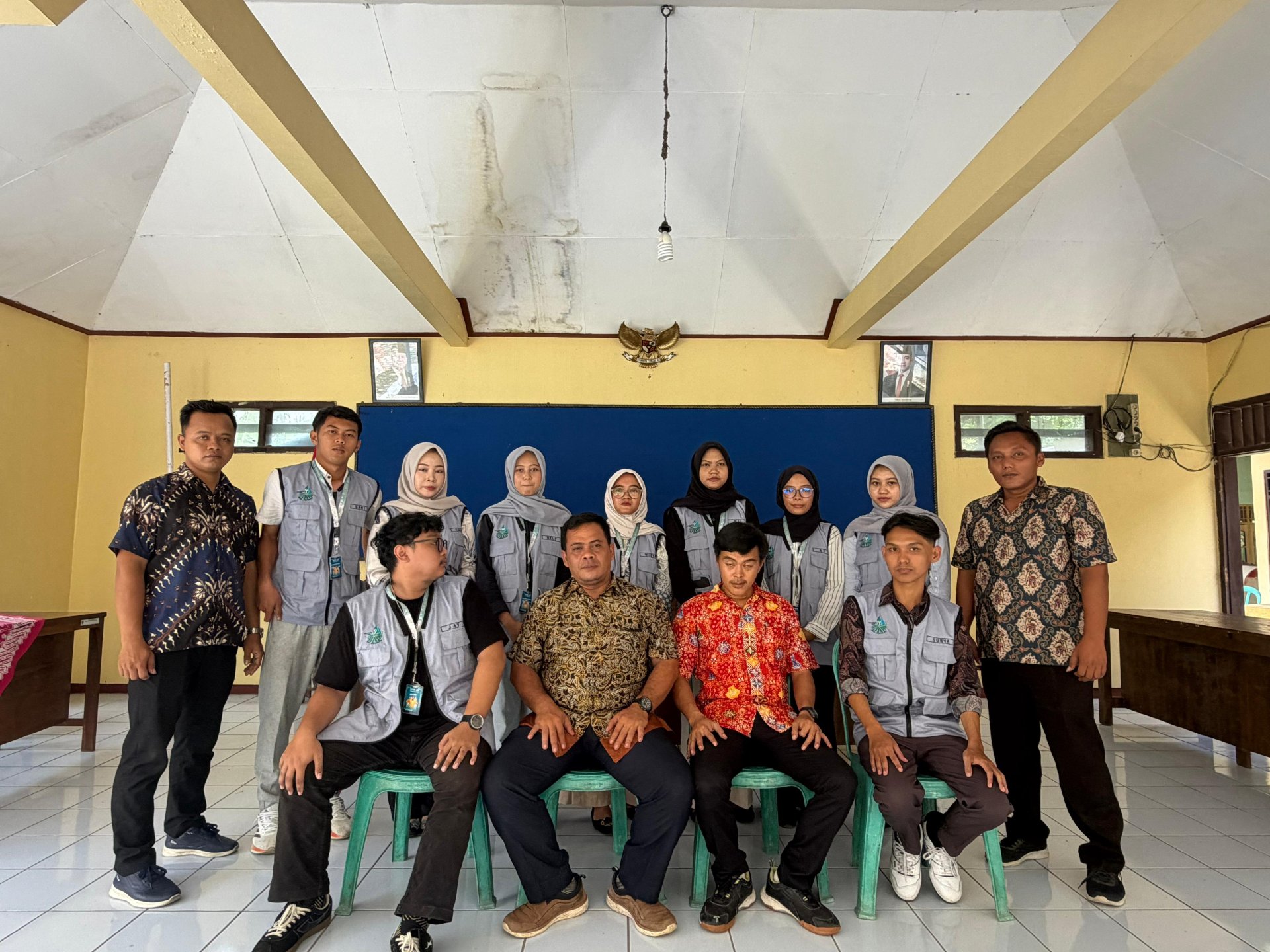 Perkenalan mahasiswa KKN di balai desa