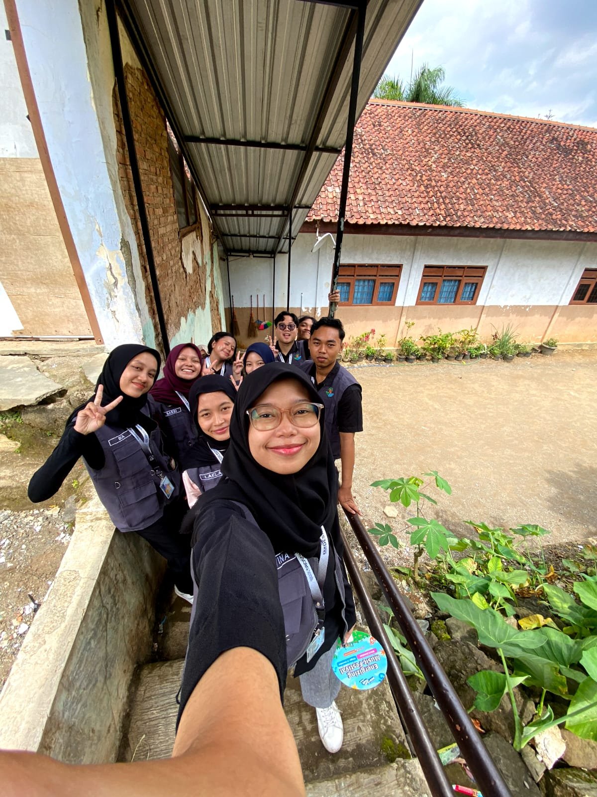 Mengunjungi tokoh masyarakat