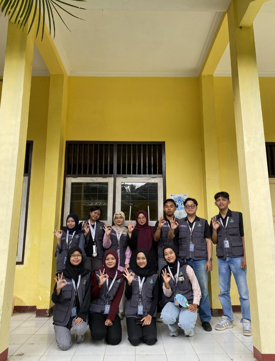 Berkunjung ke tokoh masyarakat, SMA, SD, TPQ, dan tetangga sekitar lingkungan posko