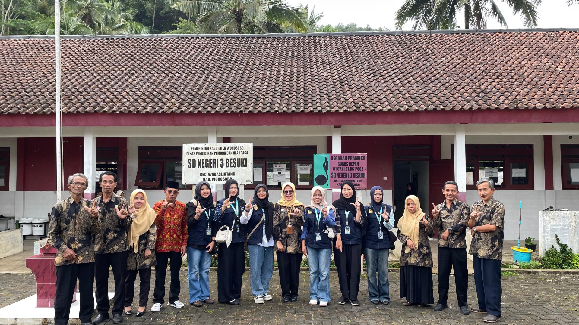 Kunjungan ke berbagai pihak yang terlibat proker