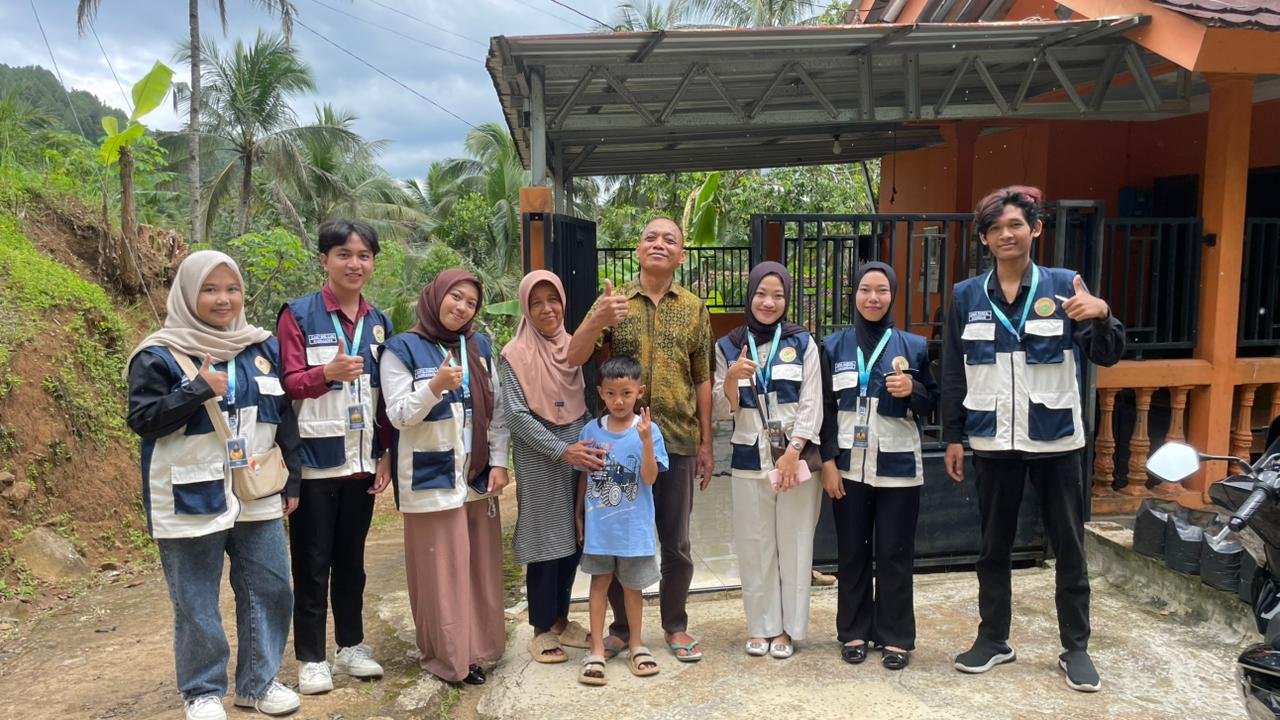 Kunjungan ke kepala dusun di desa tirip