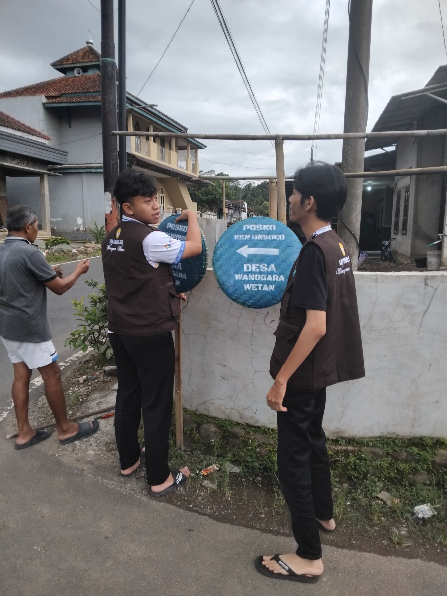 Pemasangan Tampah Penunjuk Arah Ke Posko KKN