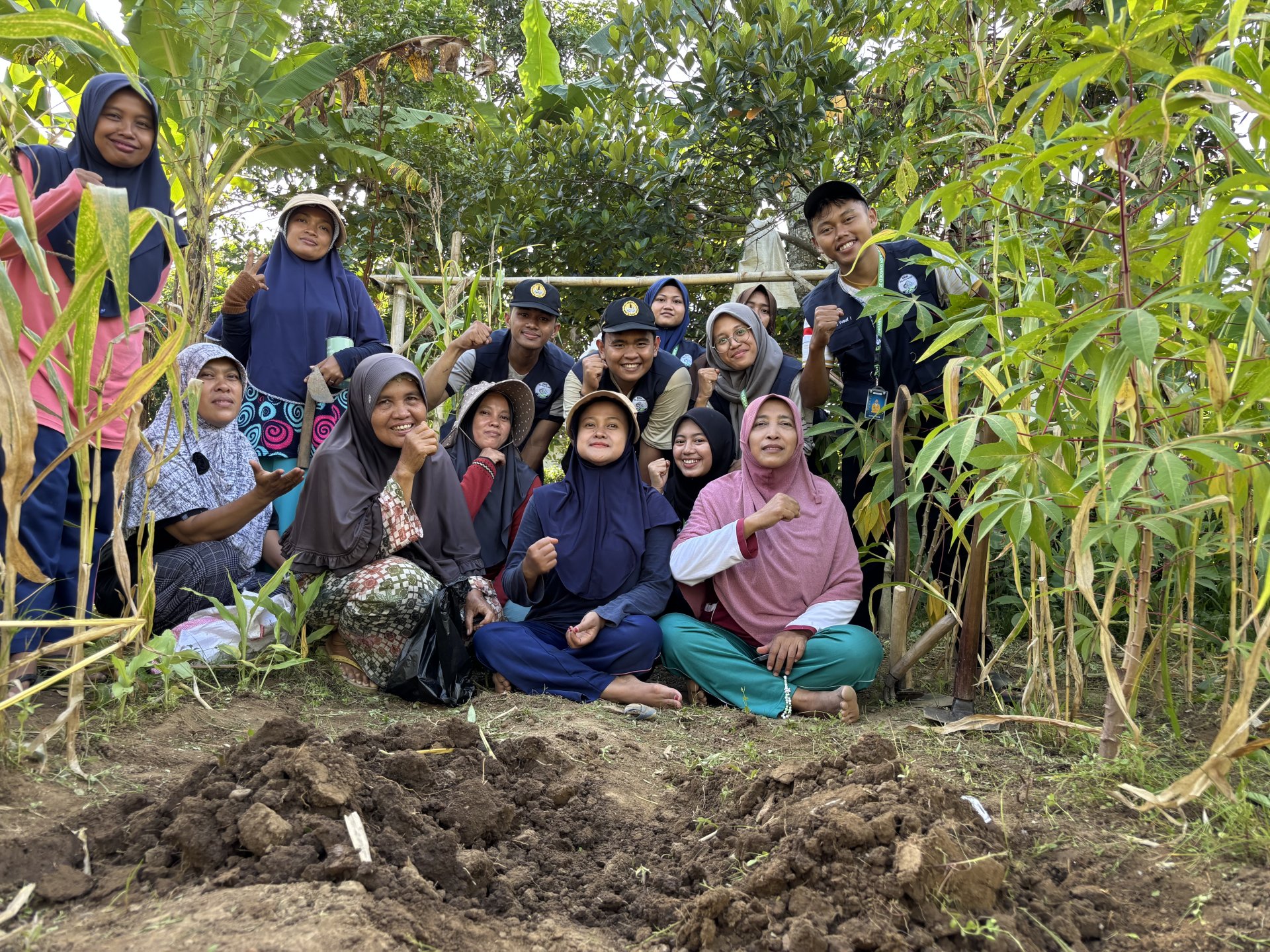 Penerimaan dan penyampaian program kerja mahasiswa KKN, dan gotong royong bersama KWT