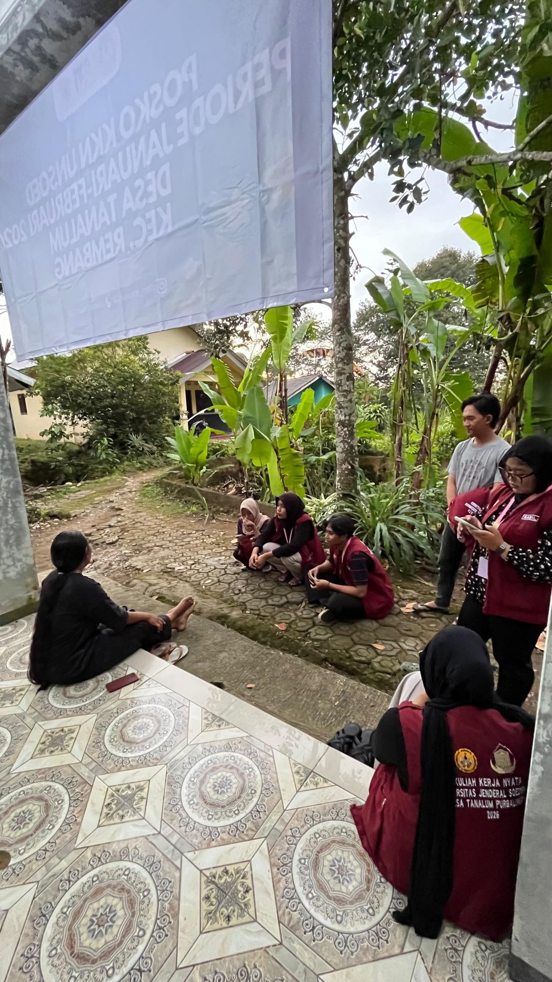 Silahturami dengan warga sekitar posko KKN