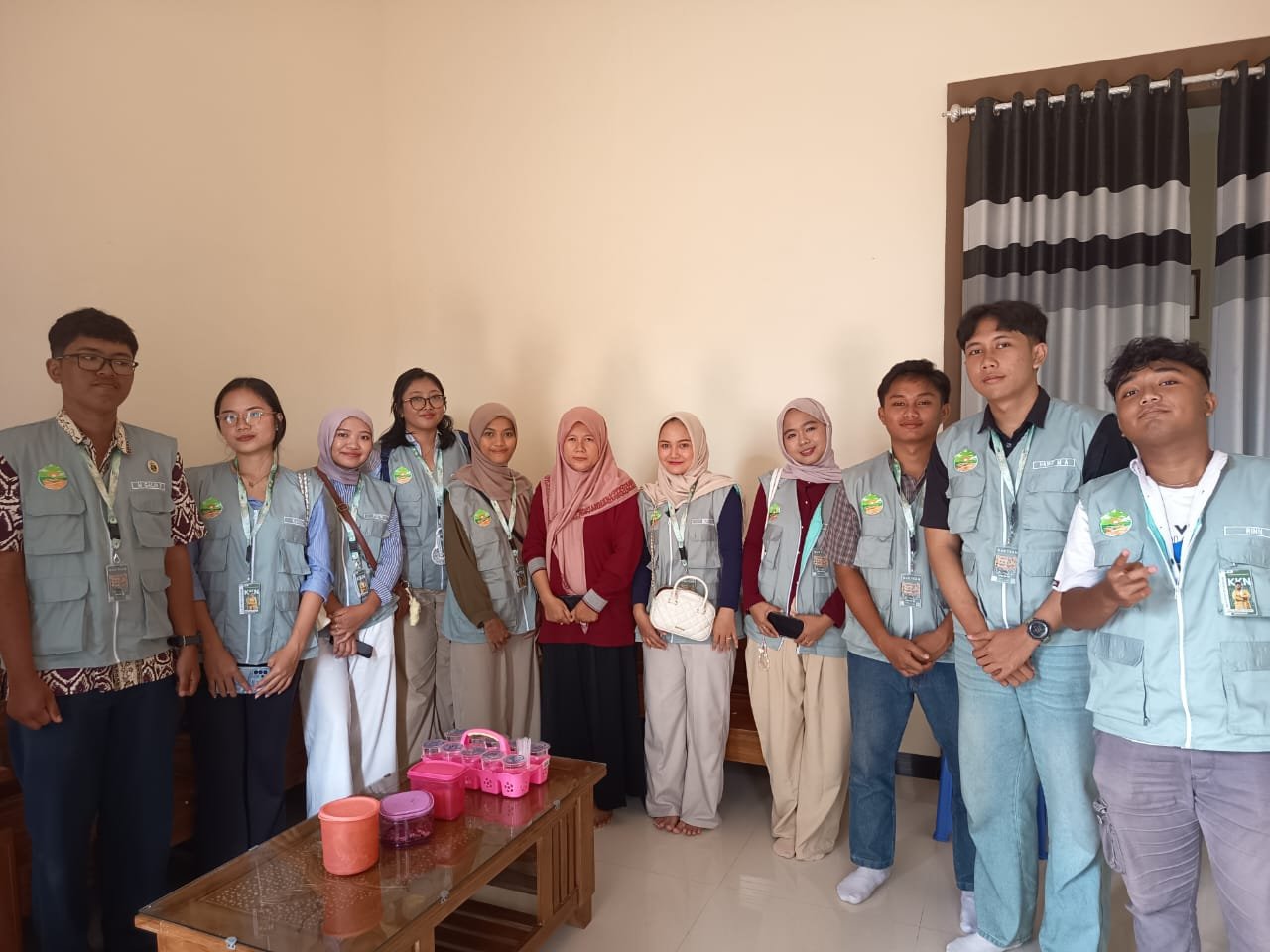 Kunjungan Mahasiswa KKN Desa Sumampir Periode Jan-Feb 2026 ke rumah Ibu Feria perawat/bidan (untuk proker di posyandu)