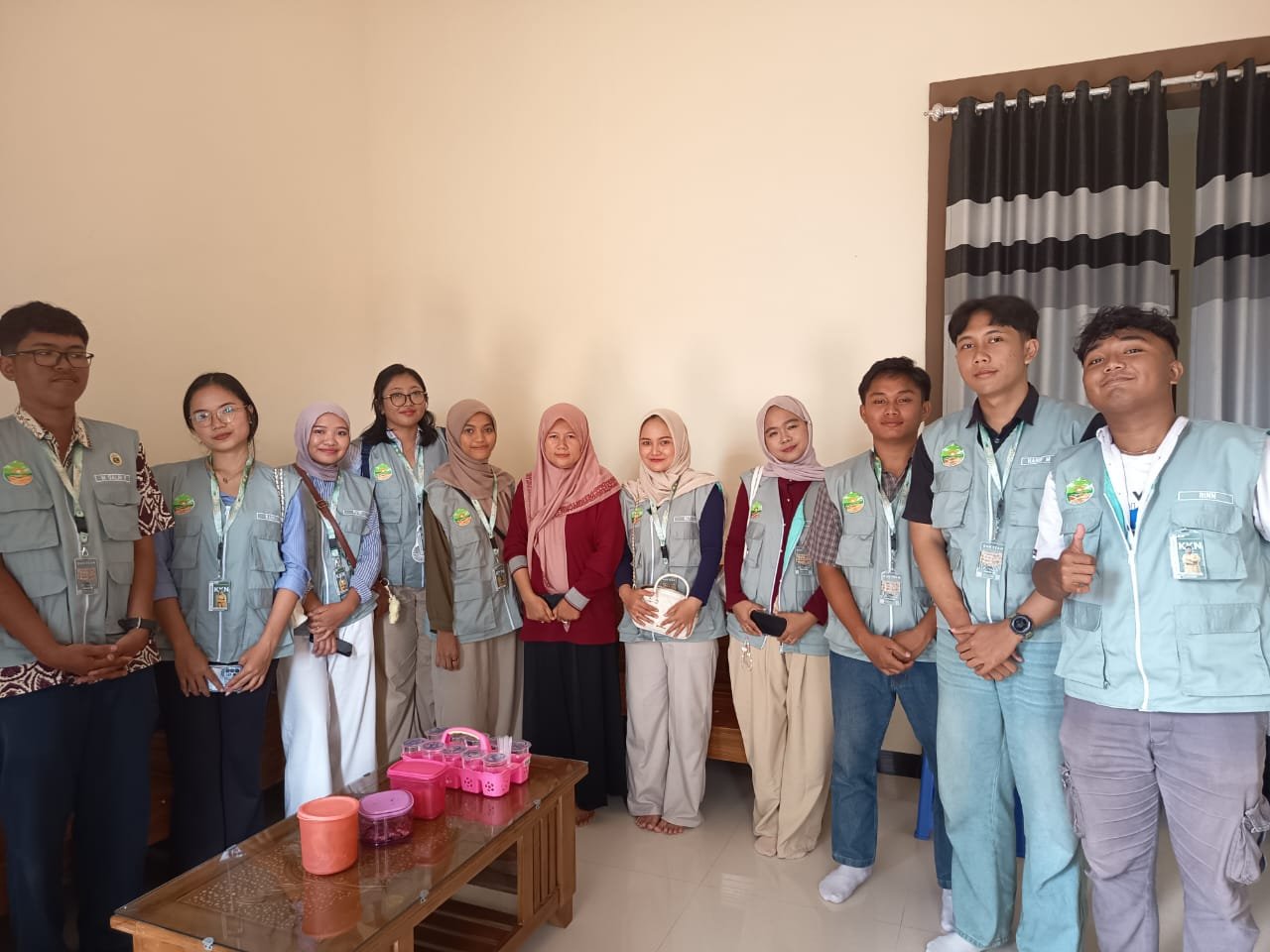 Kunjungan ke rumah Ibu Feria sebagai perawat/bidan di Posyandu Desa Sumampir