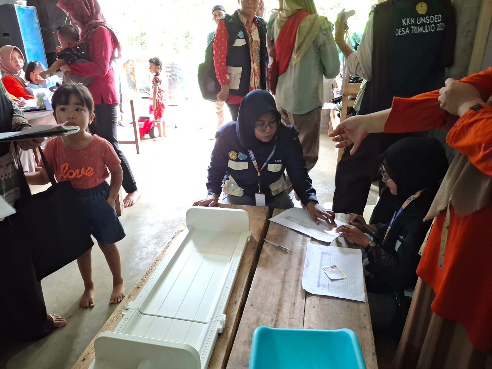 Membantu Posyandu Gawaran