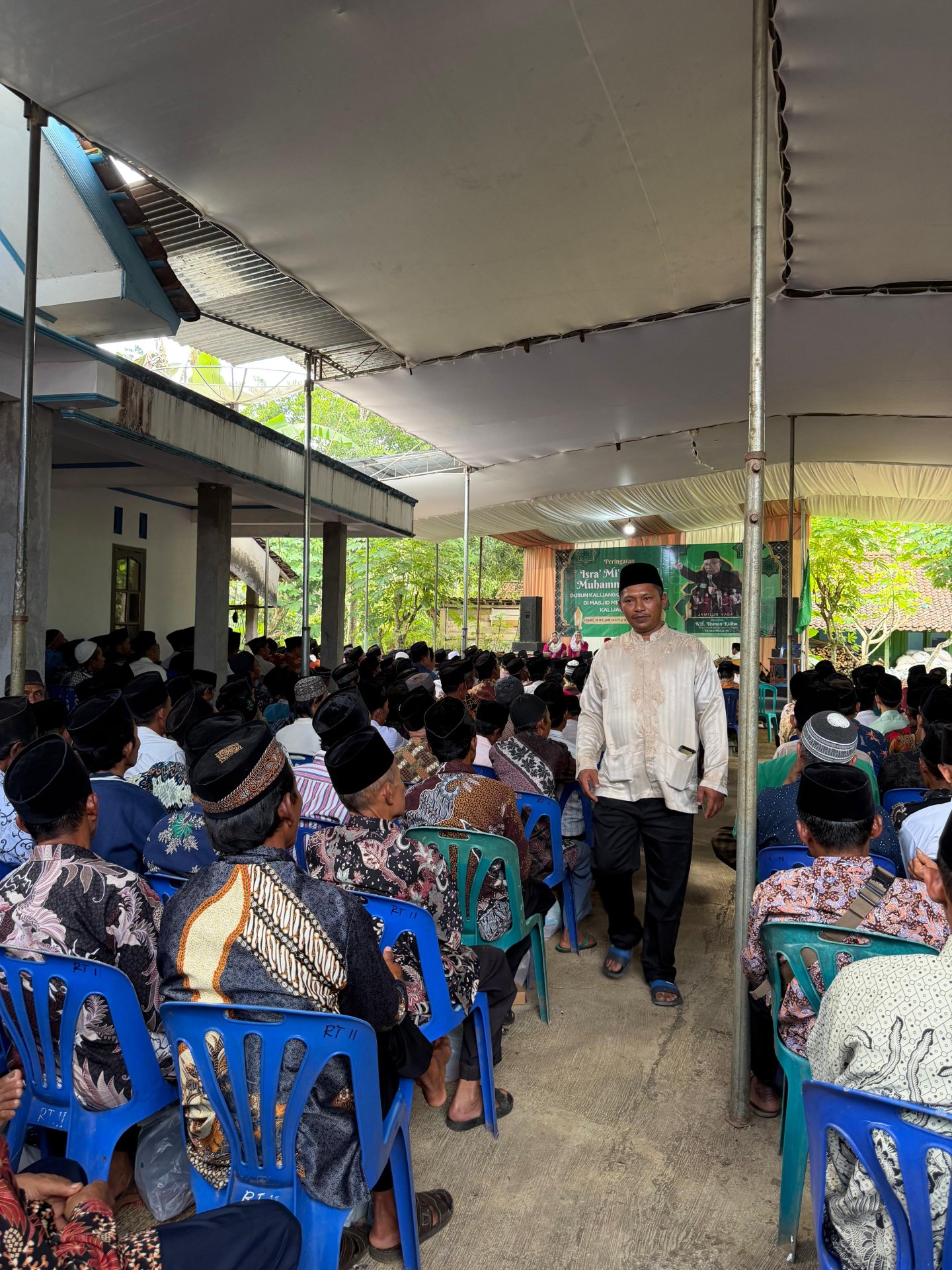 Menghadiri Pengajian Isra Miraj