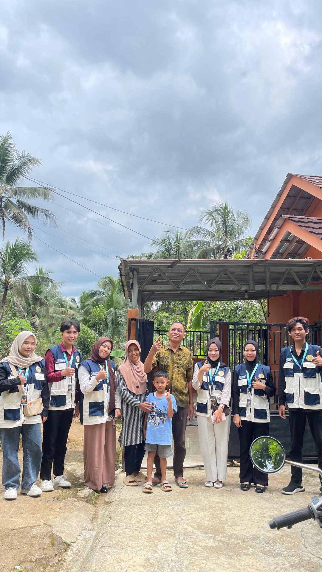 Berkunjung ke ketua dusun Limbangan