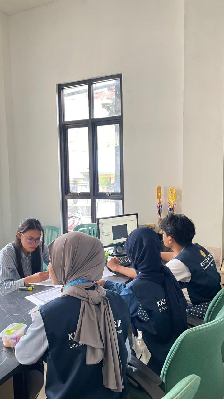 Membantu melayani pengajuan surat di balai Desa Tirip