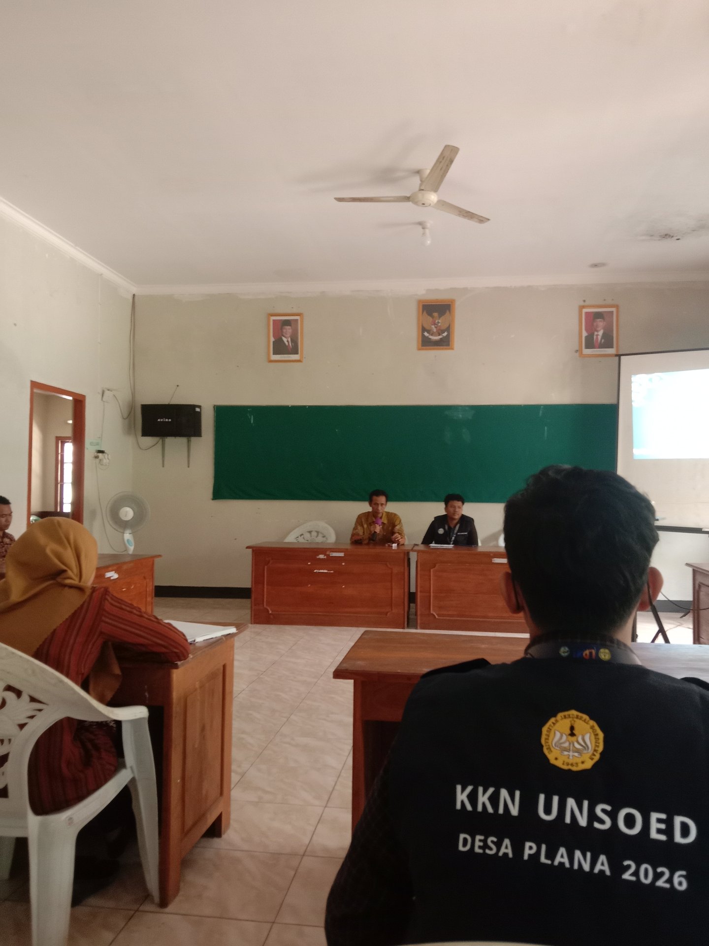 Koordinasi dengan Perangkat Desa, Kunjungan MI Sibyanul Hilal, dan Pemasangan Petunjuk Arah Posko Desa Plana