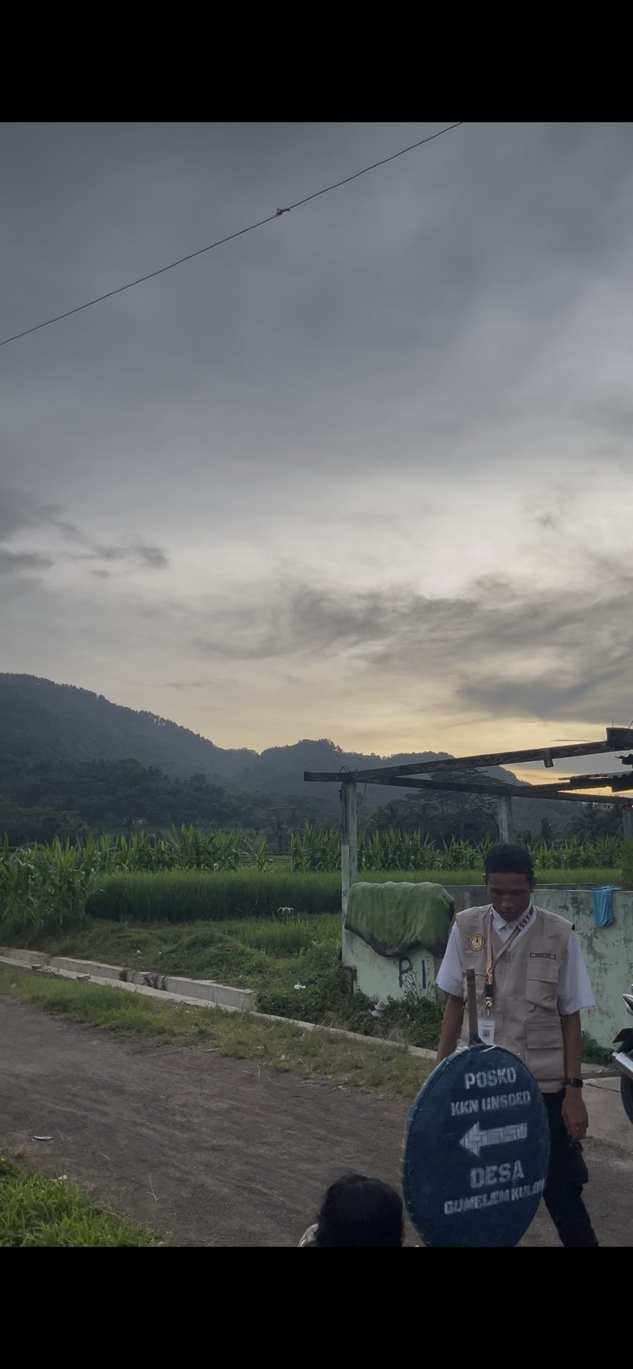 Mahasiswa KKN Desa Gumelem Kulon Pasang Patok Penunjuk Arah Menuju Posko KKN