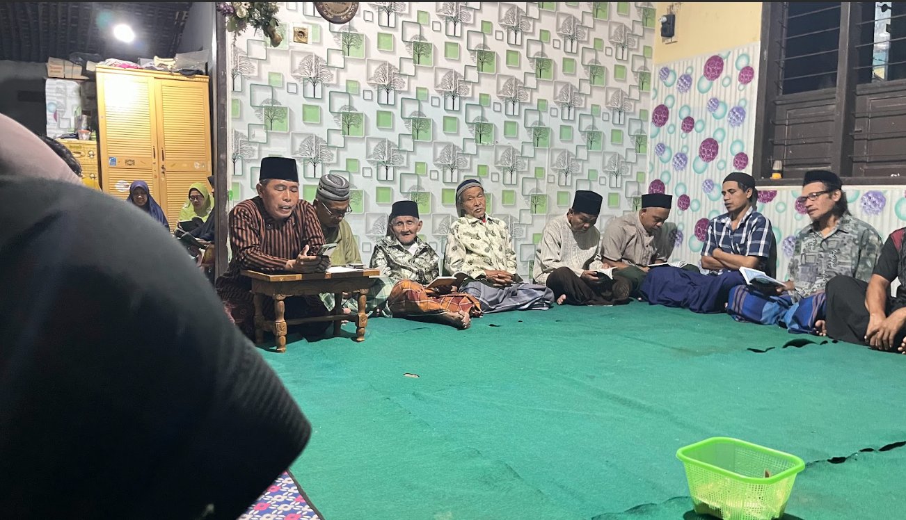 Mahasiswa KKN Desa Gumelem Kulon Hadiri Yasinan dan Arisan Bersama Warga RT 03 dan RT 04