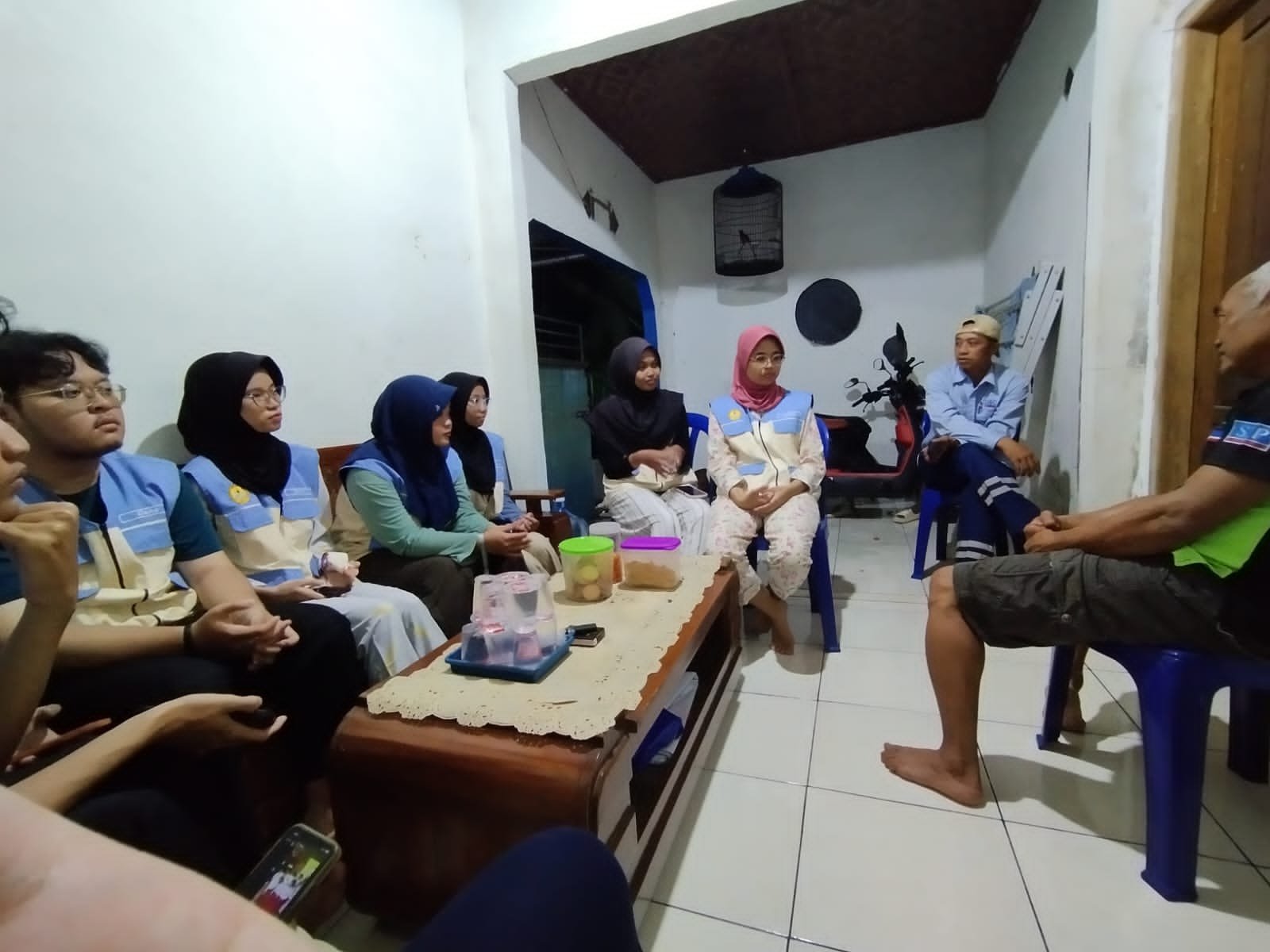 Kunjungan ke Rumah Ketua RW