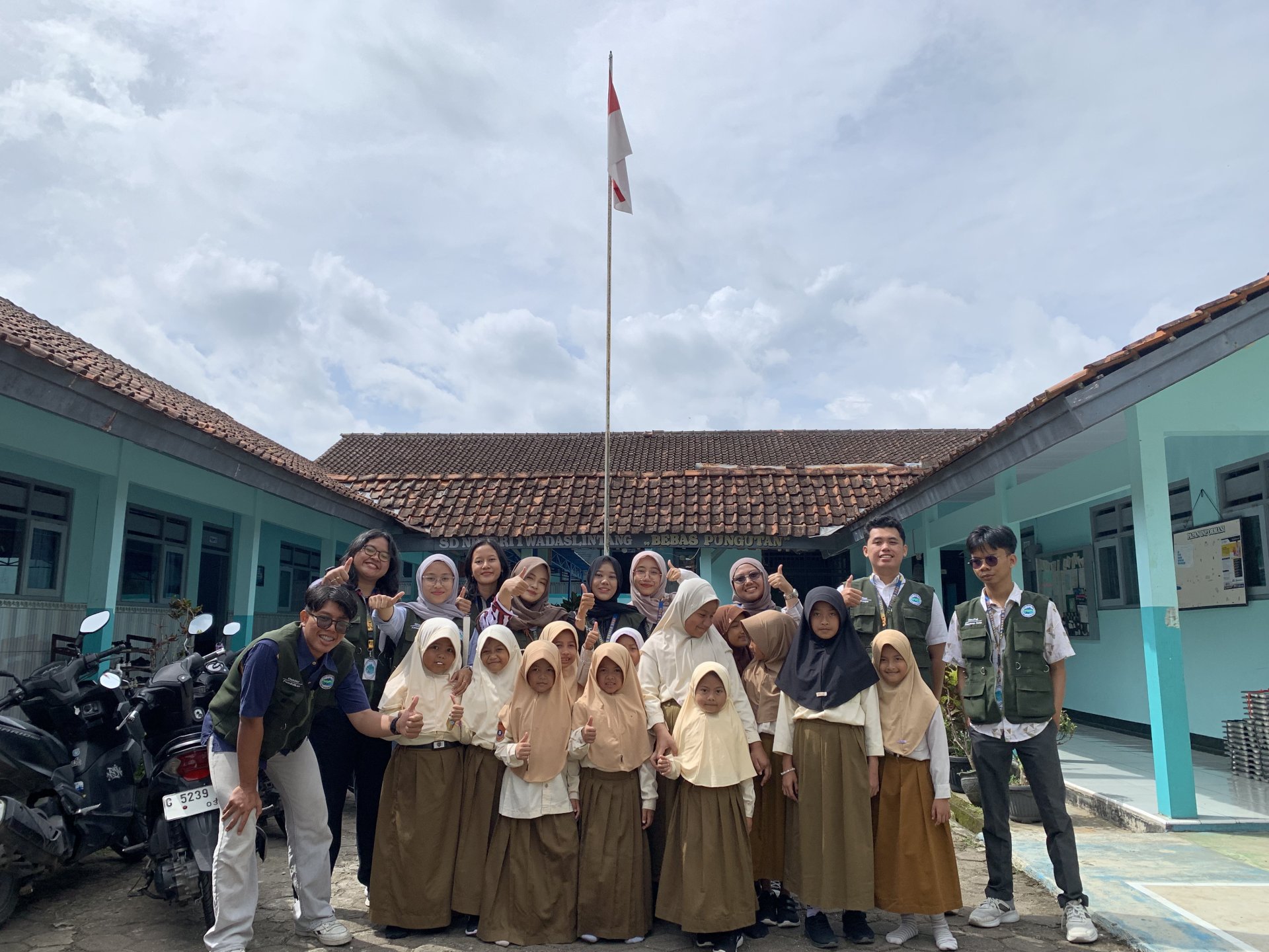 Kunjungan ke Sekolah (SD-SMP-SMA) yang ada di Kelurahan Wadaslintang