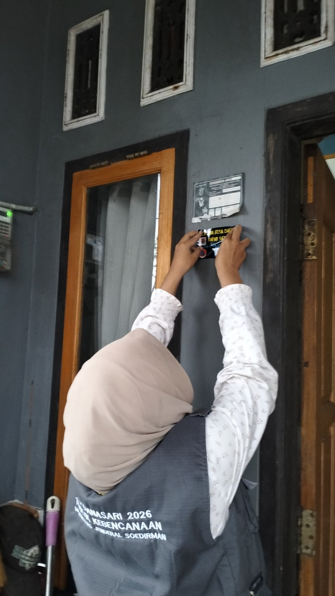 Pemasangan stiker siaga bencana dan silaturahmi RT/RW di desa Danasari