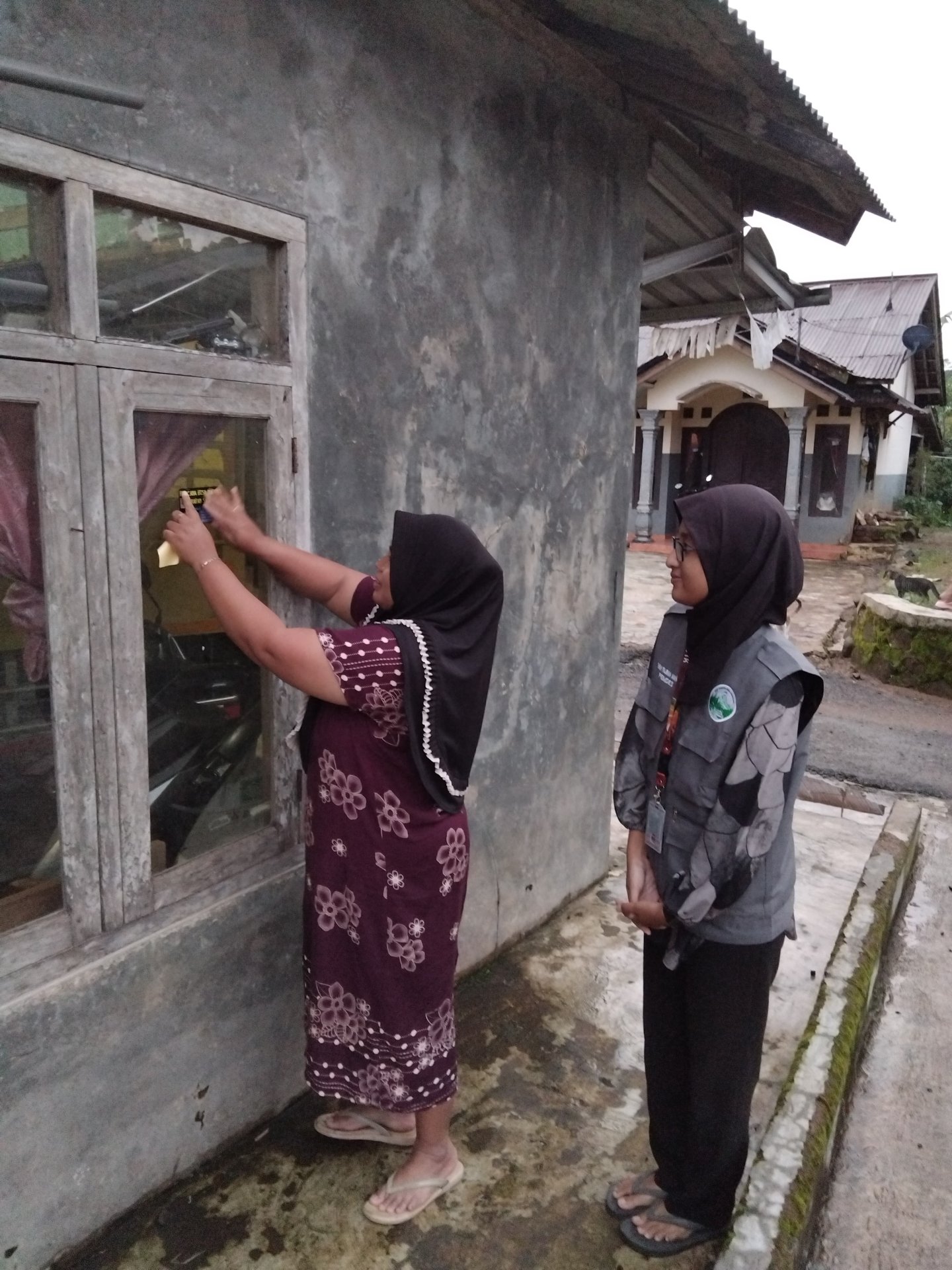 Pemasangan Stiker dari BPBD