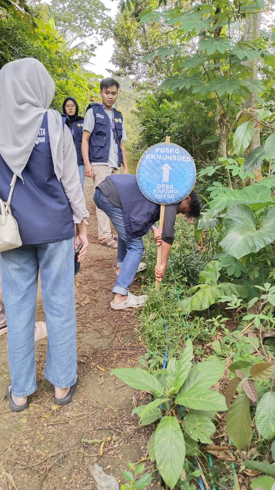 Pemasangan Tampah Penunjuk Arah Posko KKN
