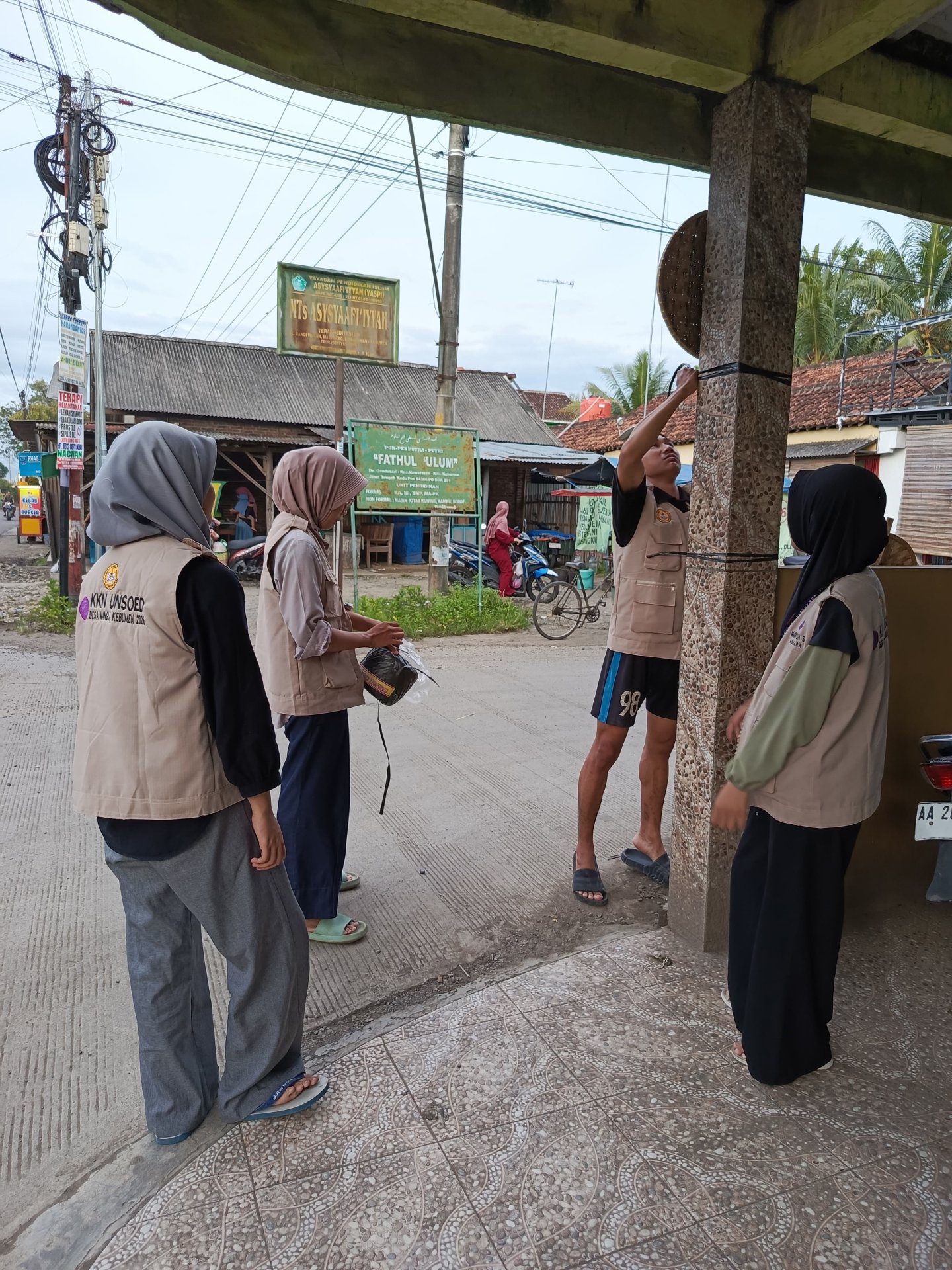 Pemasangan Penanda Jalan Posko